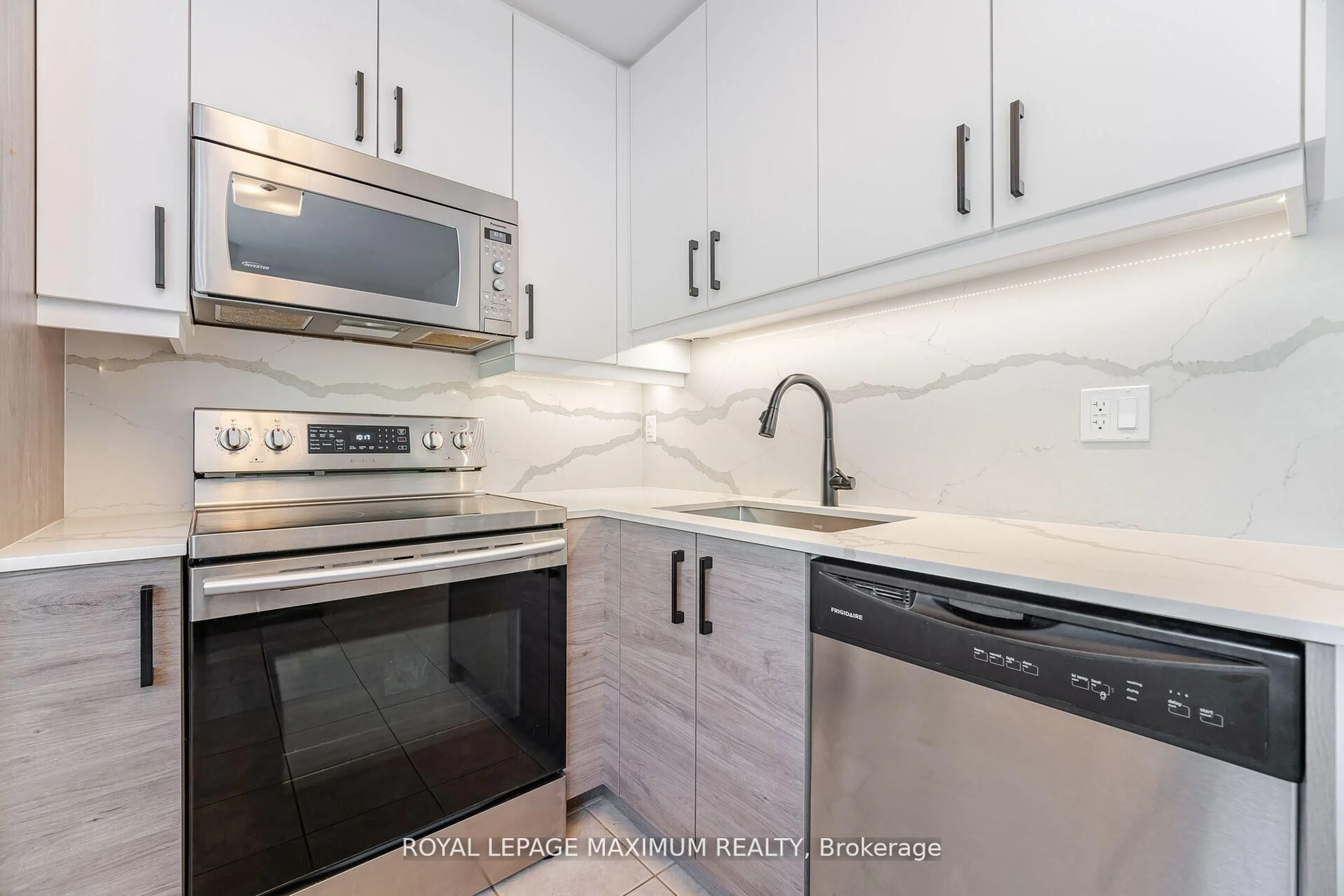 Standard kitchen, ceramic/tile floor for 90 George Henry Blvd #17, Toronto Ontario M2J 1E7