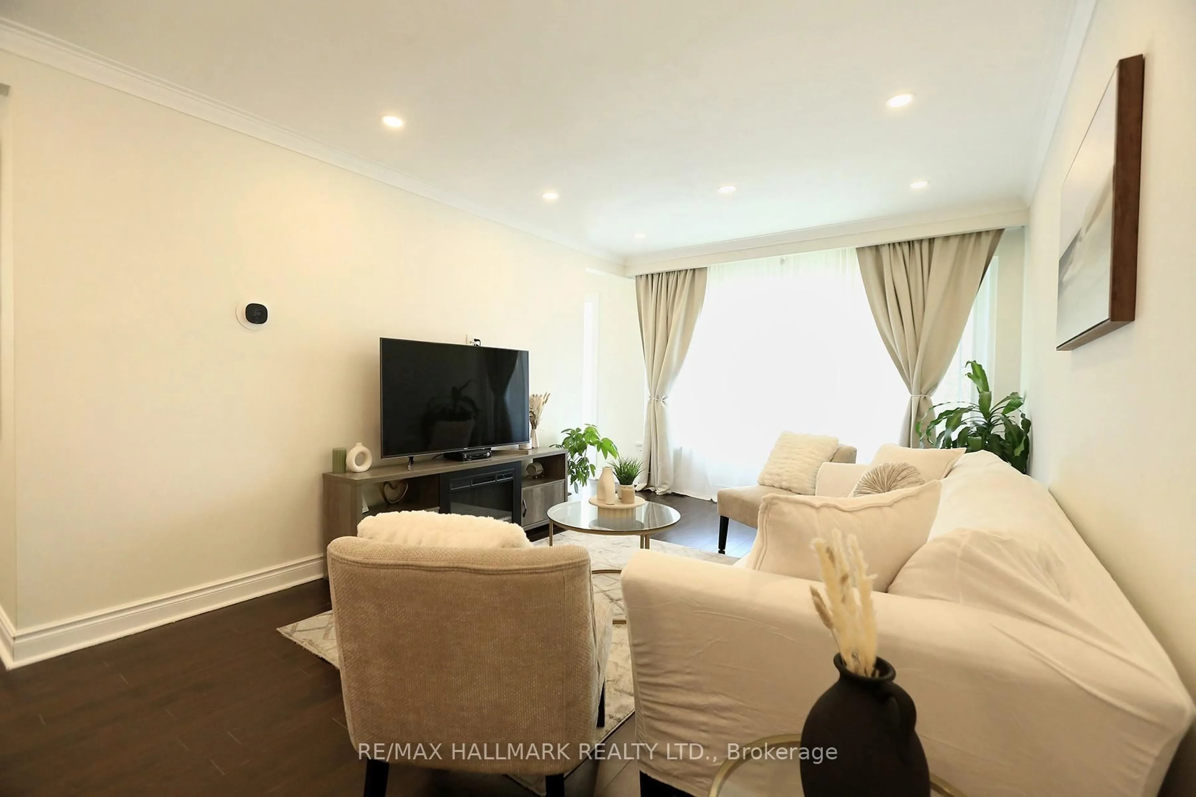 Living room with furniture, unknown for 38 Santa Barbara Rd, Toronto Ontario M2N 2C2