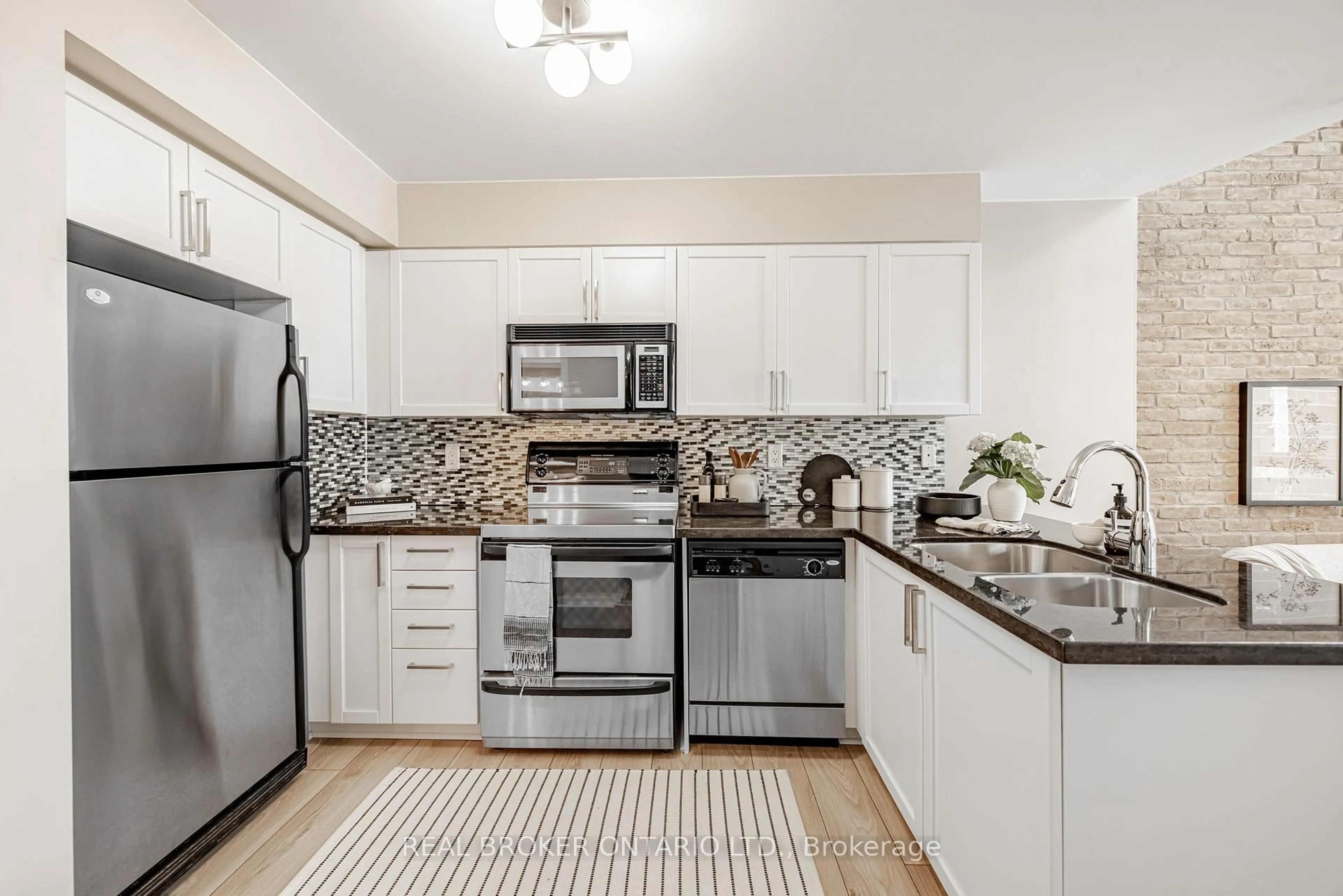 Standard kitchen, unknown for 1029 King St #612, Toronto Ontario M6K 3M2