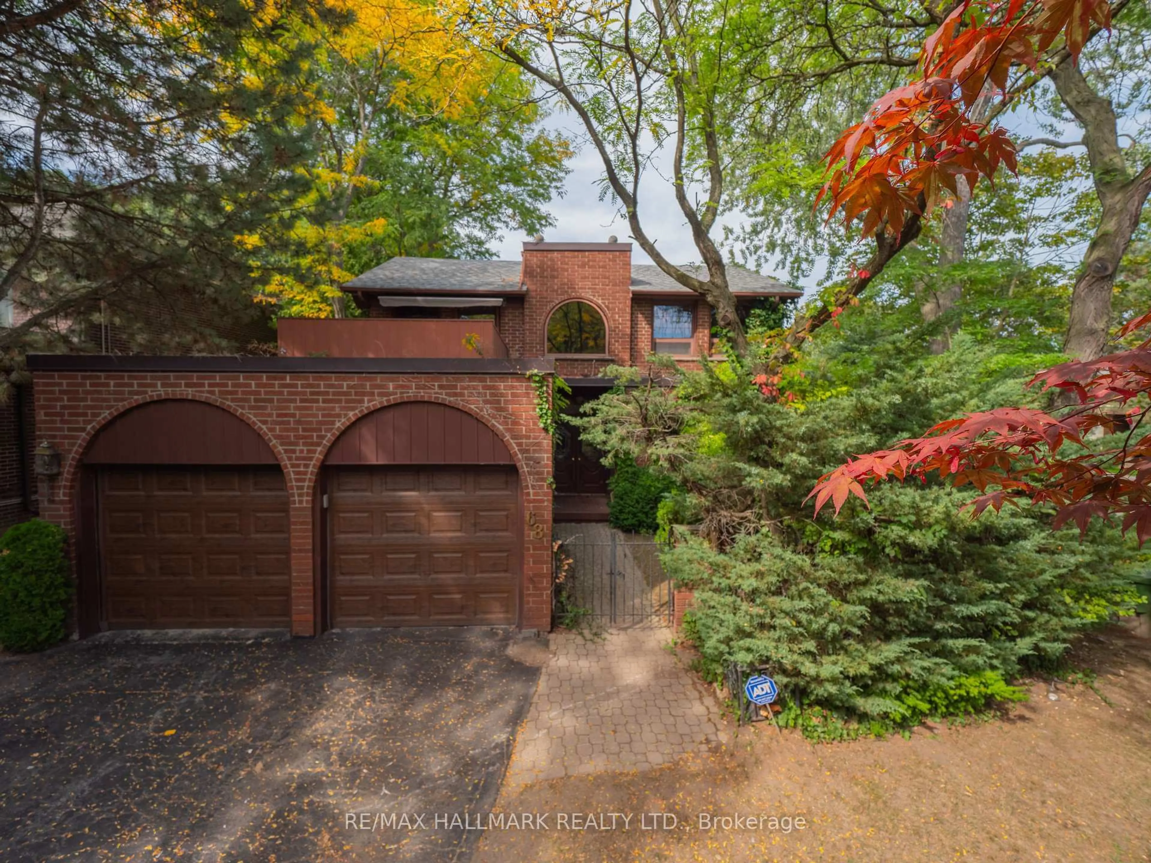 A pic from outside/outdoor area/front of a property/back of a property/a pic from drone, street for 68 Pinnacle Rd, Toronto Ontario M2L 2V8