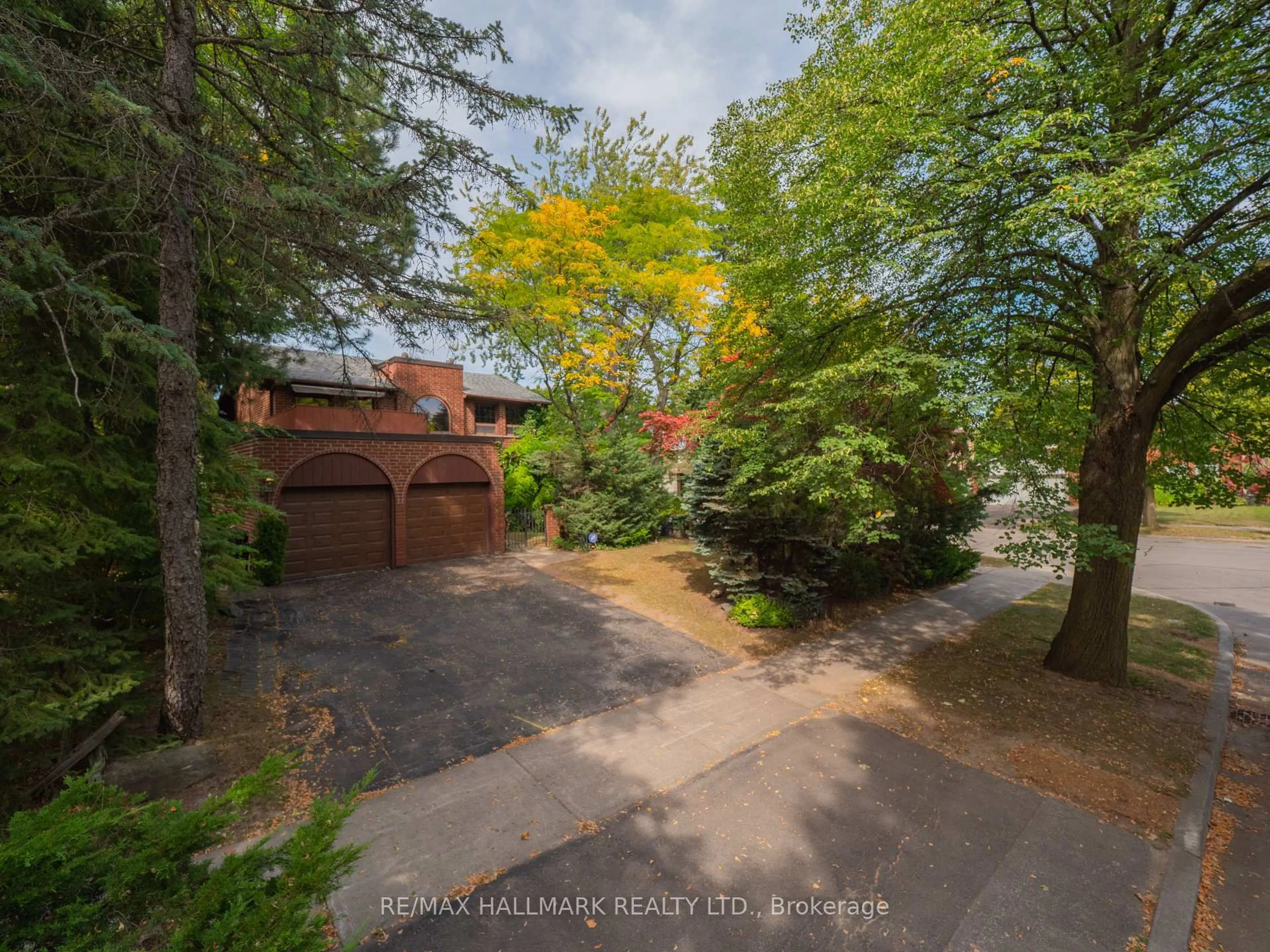 A pic from outside/outdoor area/front of a property/back of a property/a pic from drone, unknown for 68 Pinnacle Rd, Toronto Ontario M2L 2V8