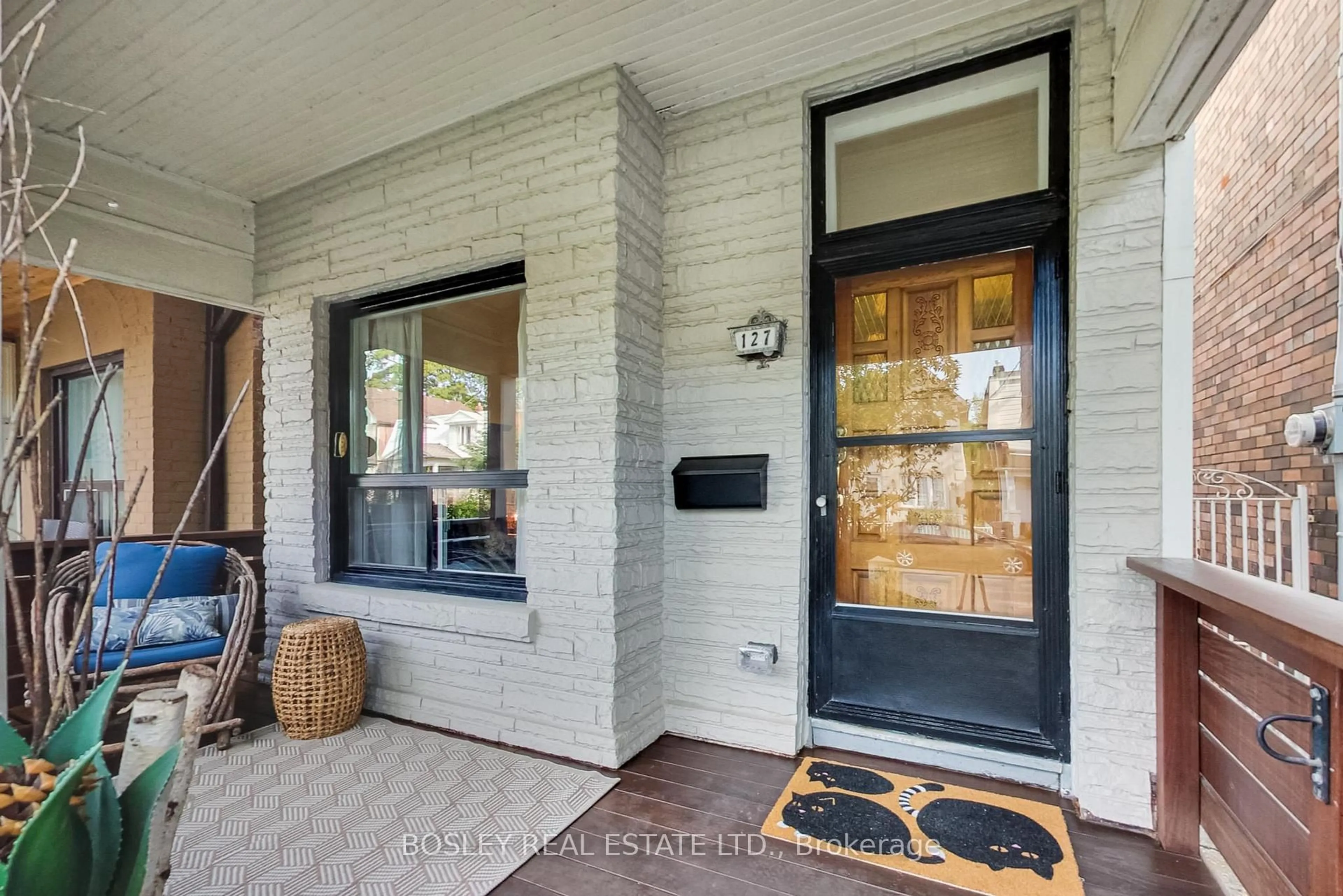 Indoor entryway for 127 Lindsey Ave, Toronto Ontario M6H 1E5