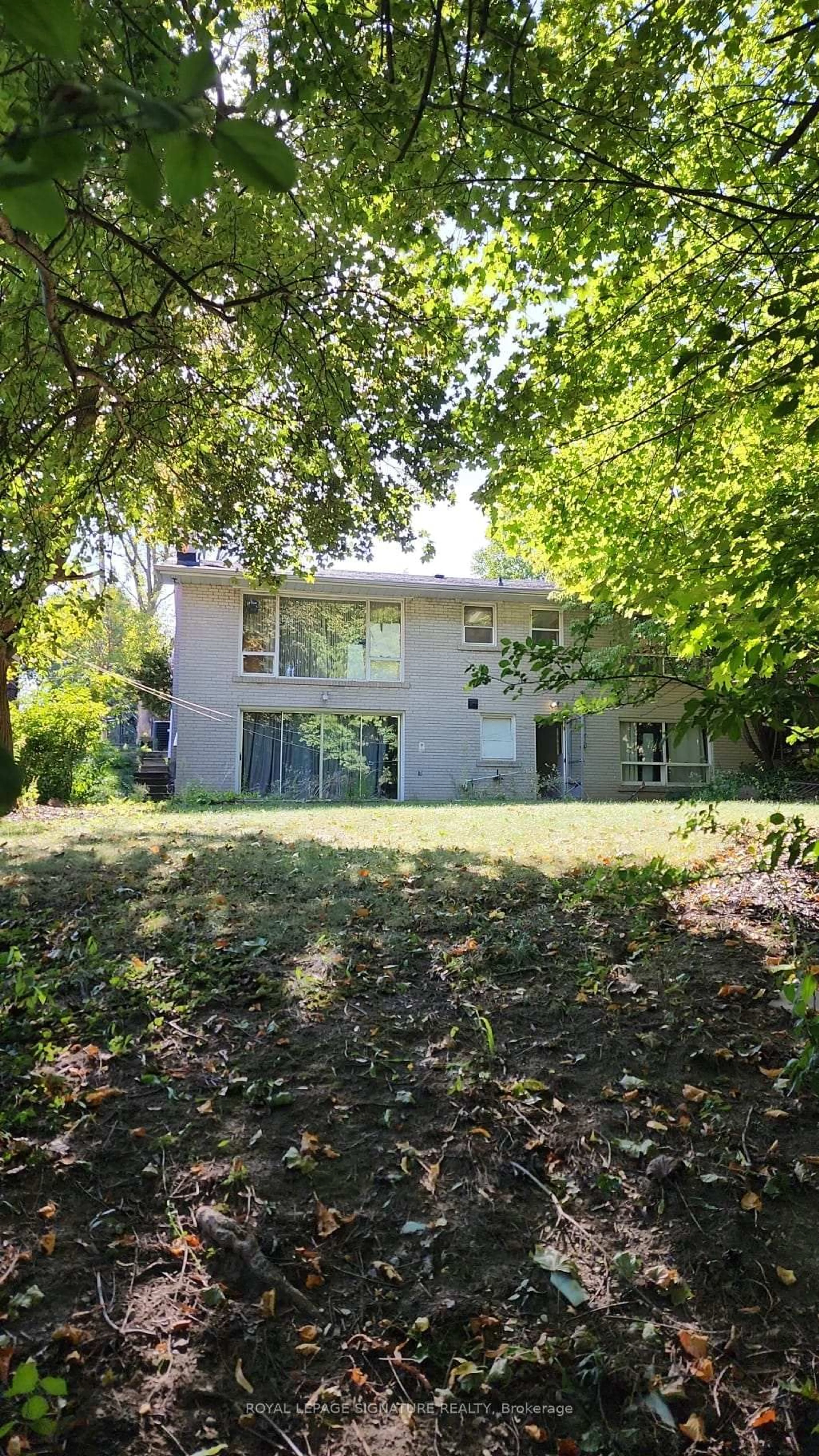 A pic from outside/outdoor area/front of a property/back of a property/a pic from drone, building for 209 Burbank Dr, Toronto Ontario M2K 1P5