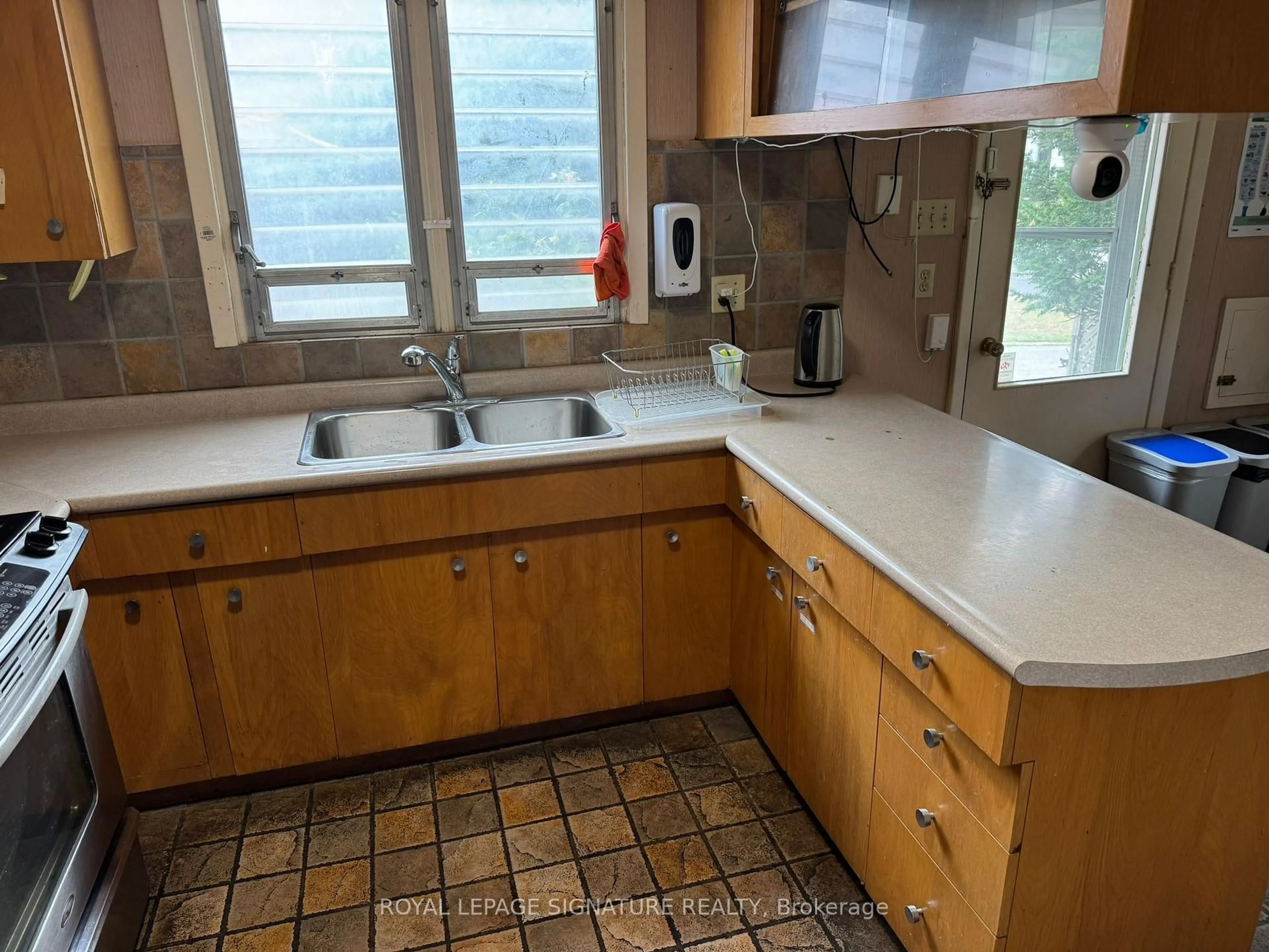 Standard kitchen, ceramic/tile floor for 209 Burbank Dr, Toronto Ontario M2K 1P5