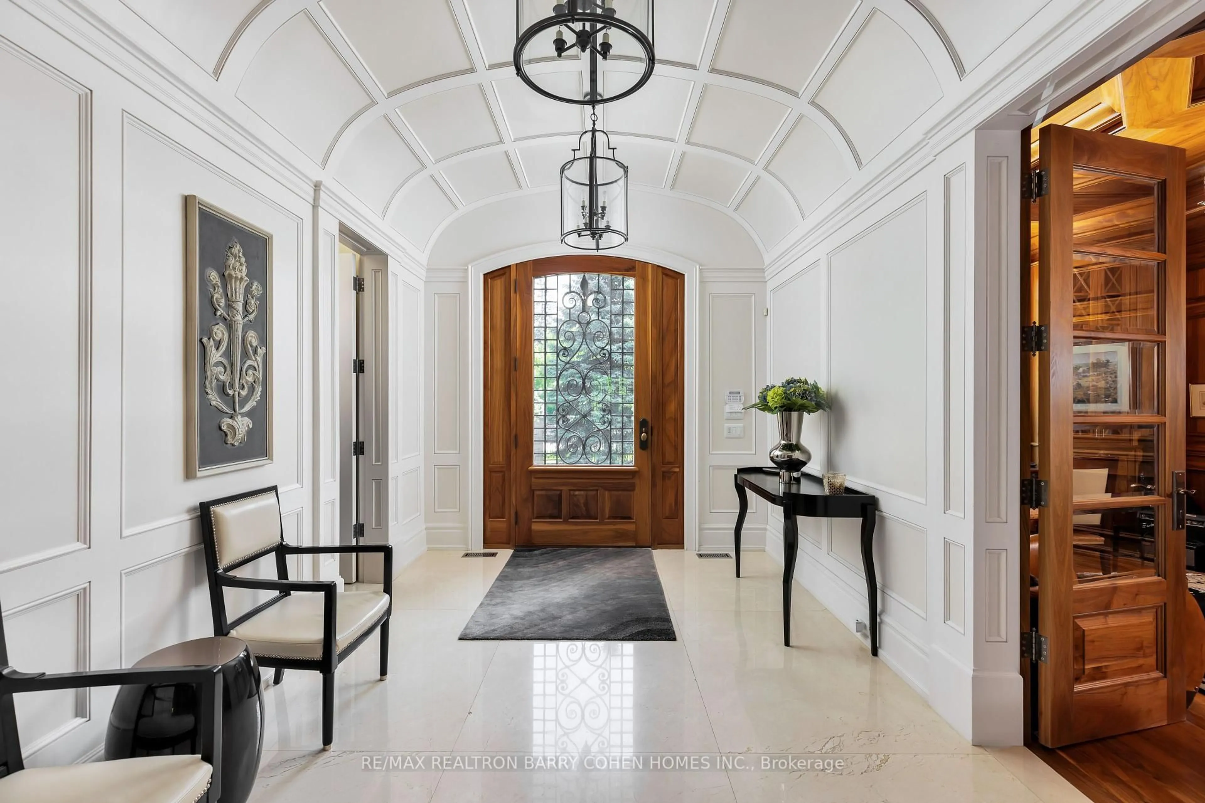 Indoor entryway for 76 Arjay Cres, Toronto Ontario M2L 1C7