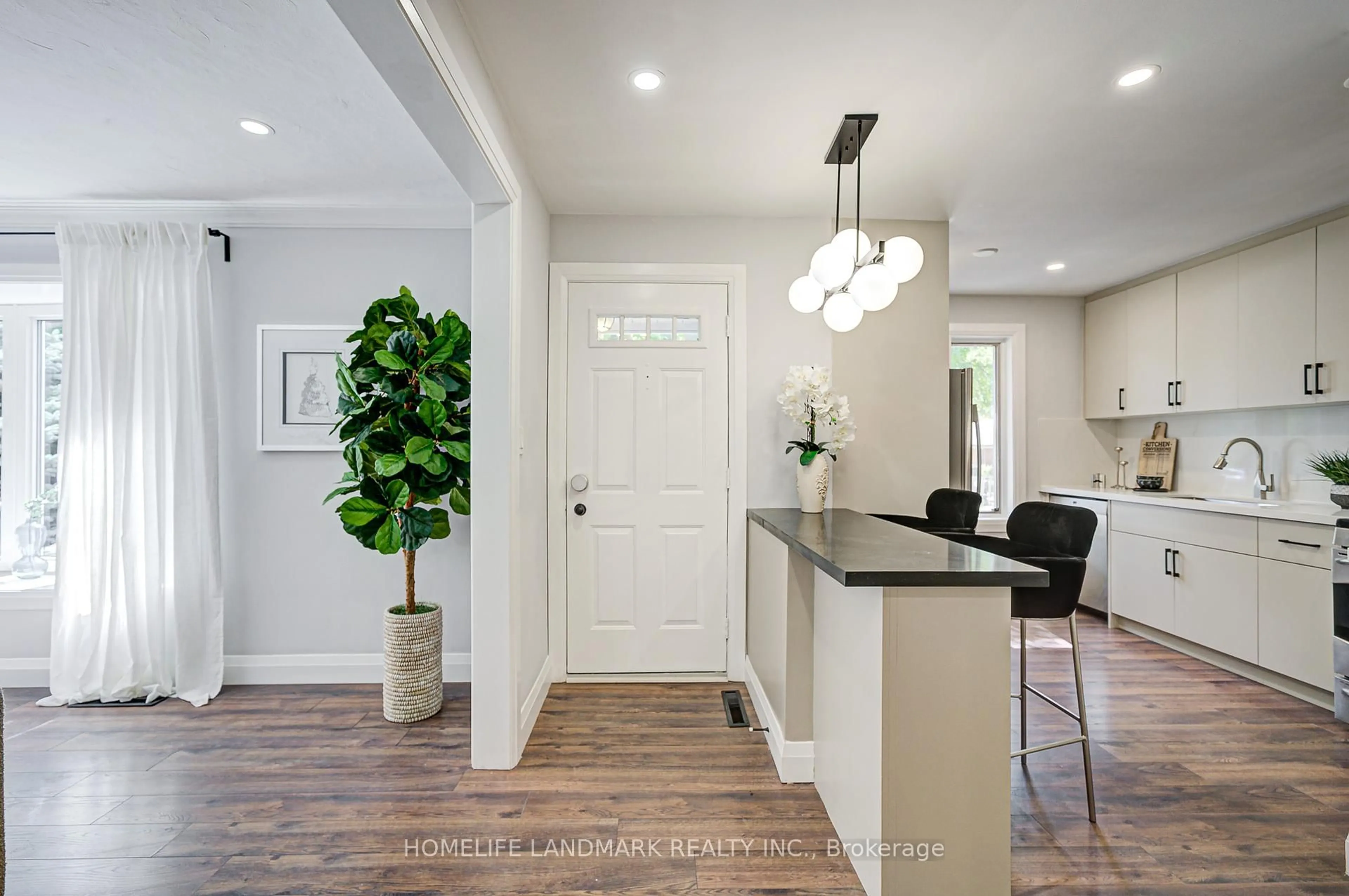 Indoor entryway for 176 Mckee Ave, Toronto Ontario M2N 4C7
