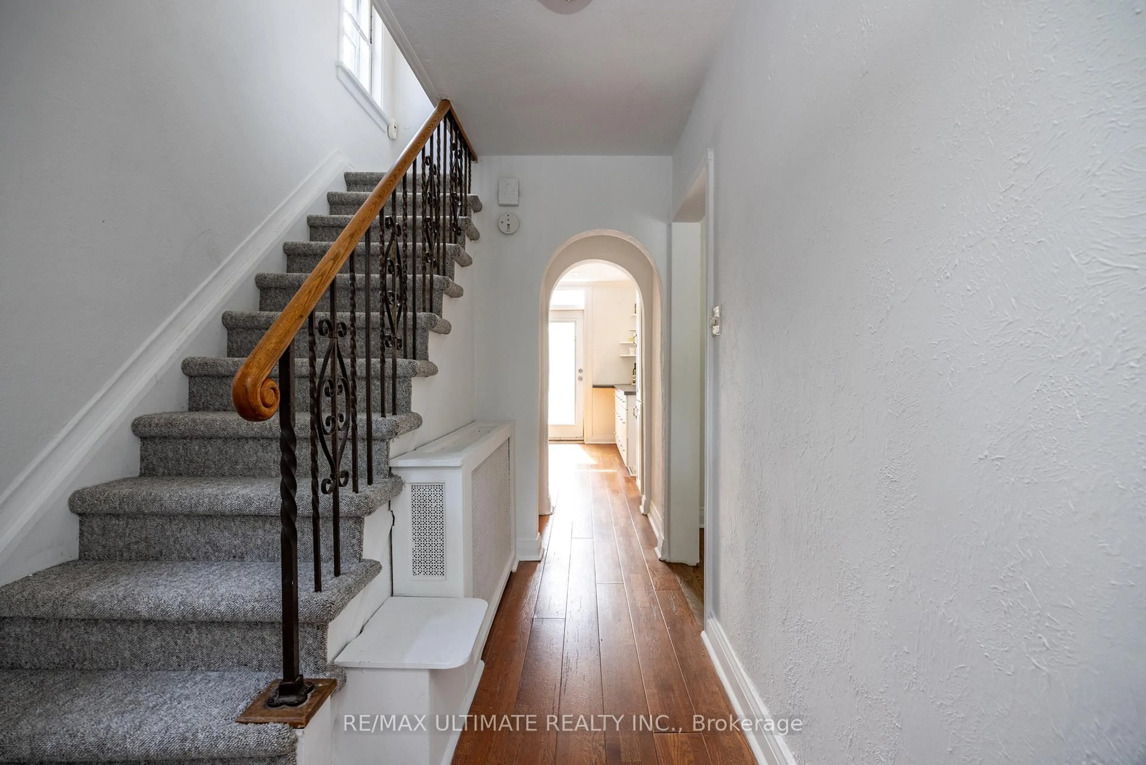 Indoor entryway for 221 Donlea Dr, Toronto Ontario M4G 2N3
