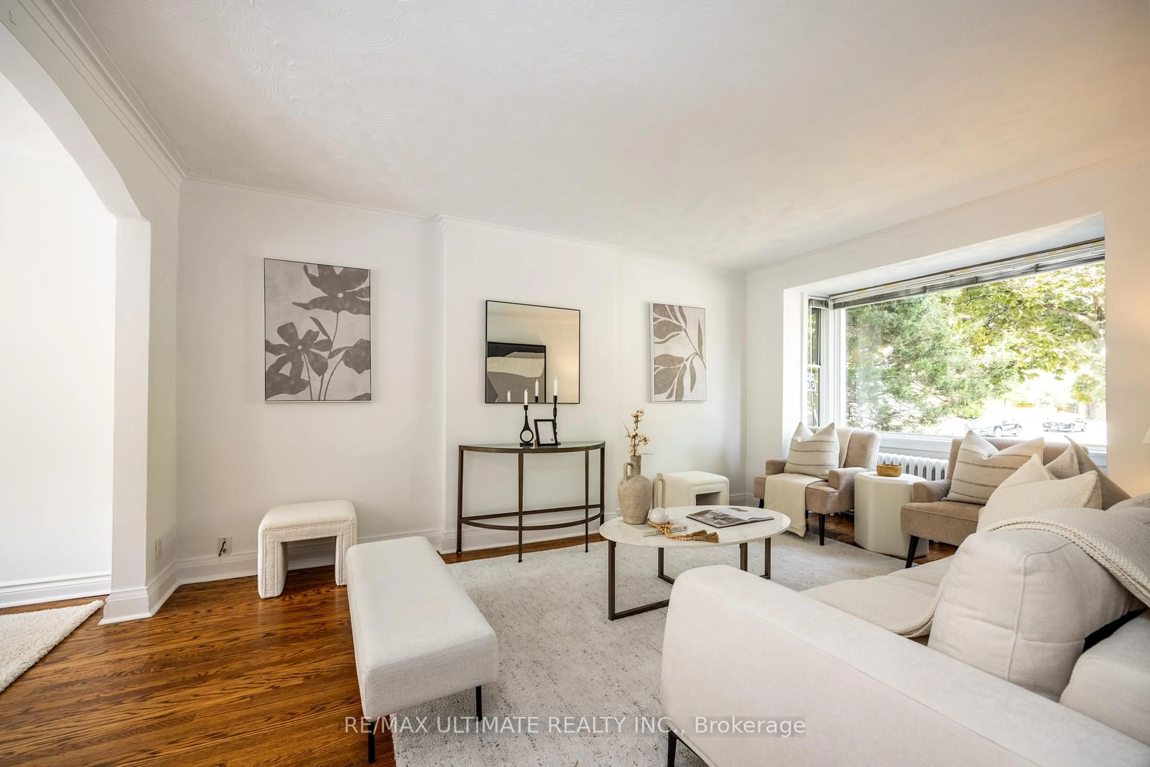 Living room with furniture, unknown for 221 Donlea Dr, Toronto Ontario M4G 2N3