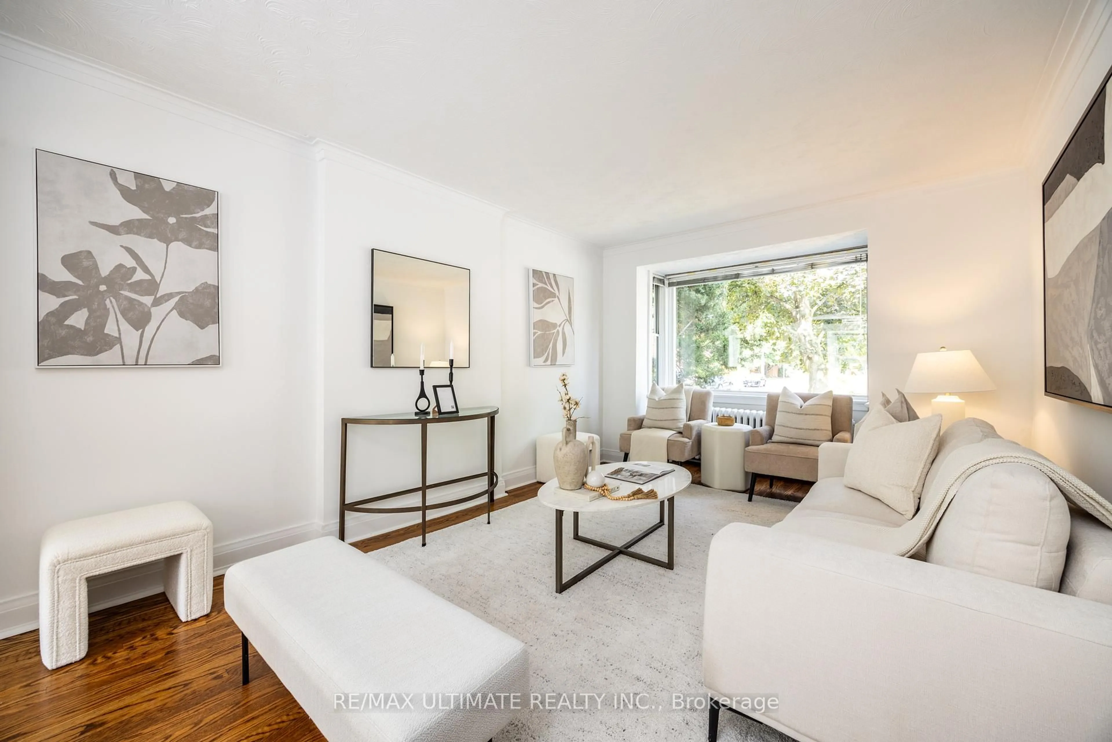 Living room with furniture, unknown for 221 Donlea Dr, Toronto Ontario M4G 2N3
