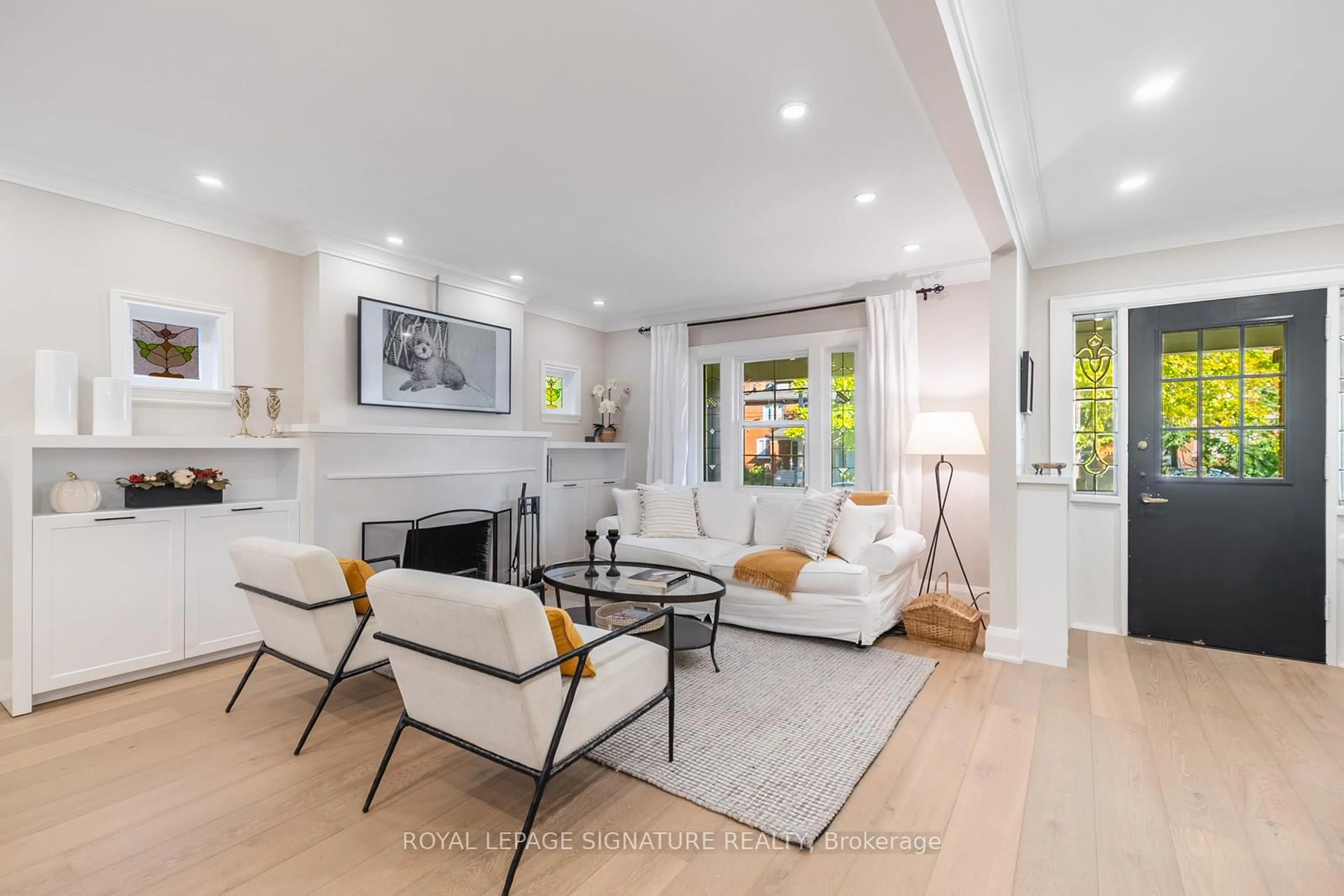 Living room with furniture, unknown for 171 Melrose Ave, Toronto Ontario M5M 1Y9