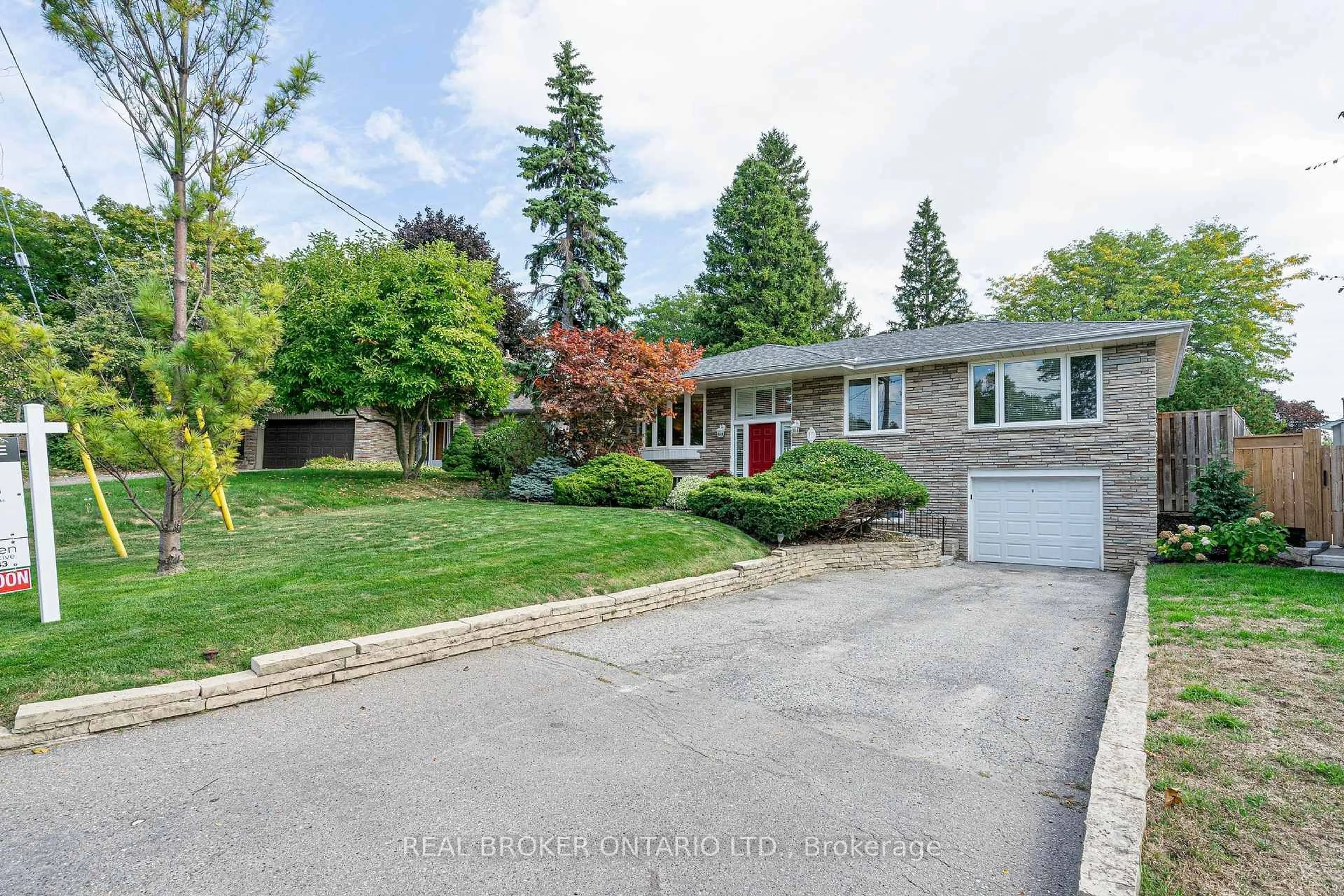 A pic from outside/outdoor area/front of a property/back of a property/a pic from drone, street for 15 Caronport Cres, Toronto Ontario M3A 1G9