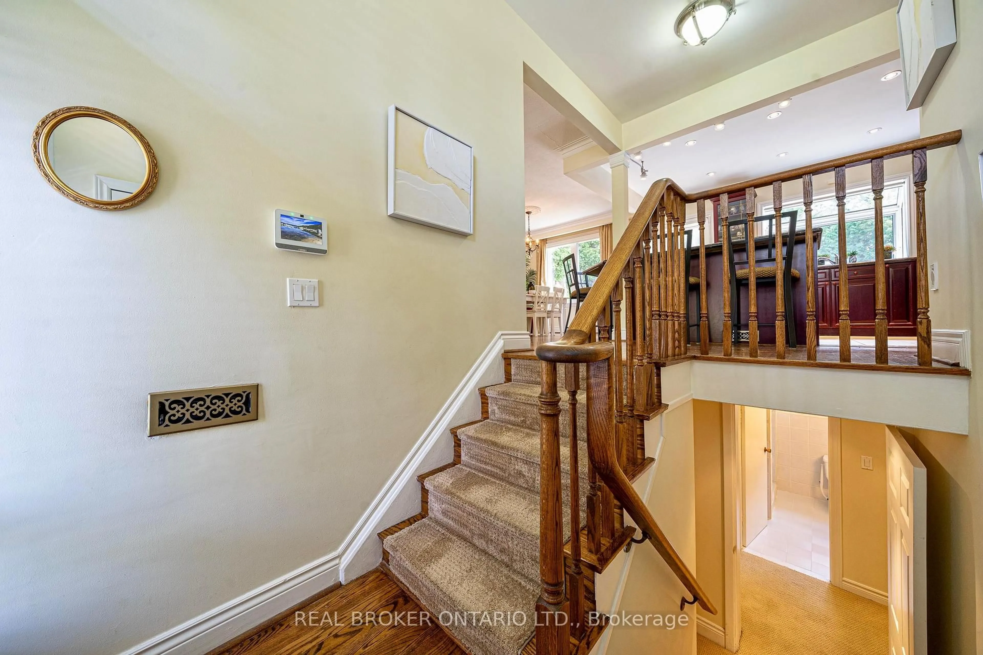 Indoor foyer for 15 Caronport Cres, Toronto Ontario M3A 1G9
