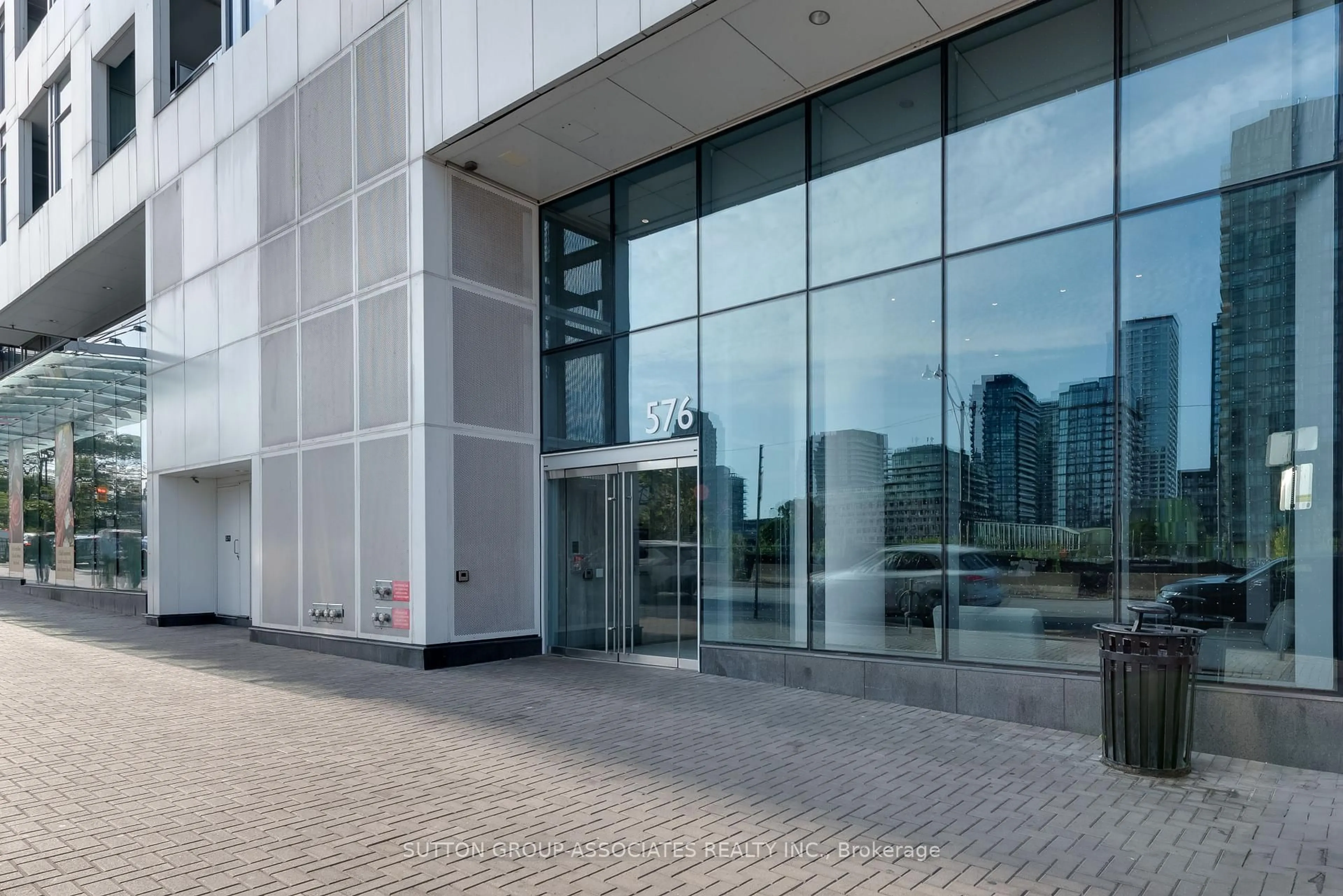 Indoor foyer for 576 Front St #1702, Toronto Ontario M5V 1C1
