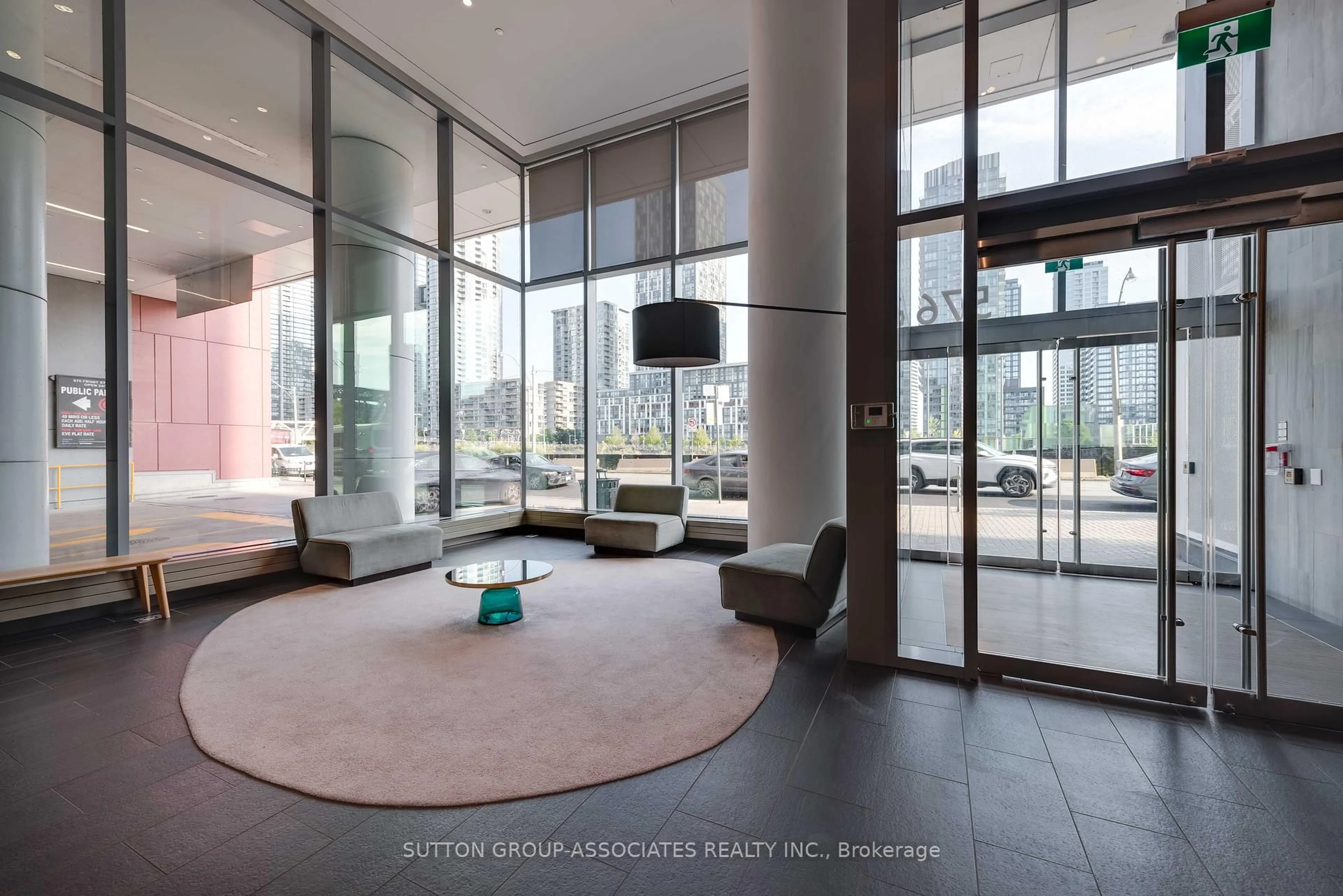 Indoor foyer for 576 Front St #1702, Toronto Ontario M5V 1C1