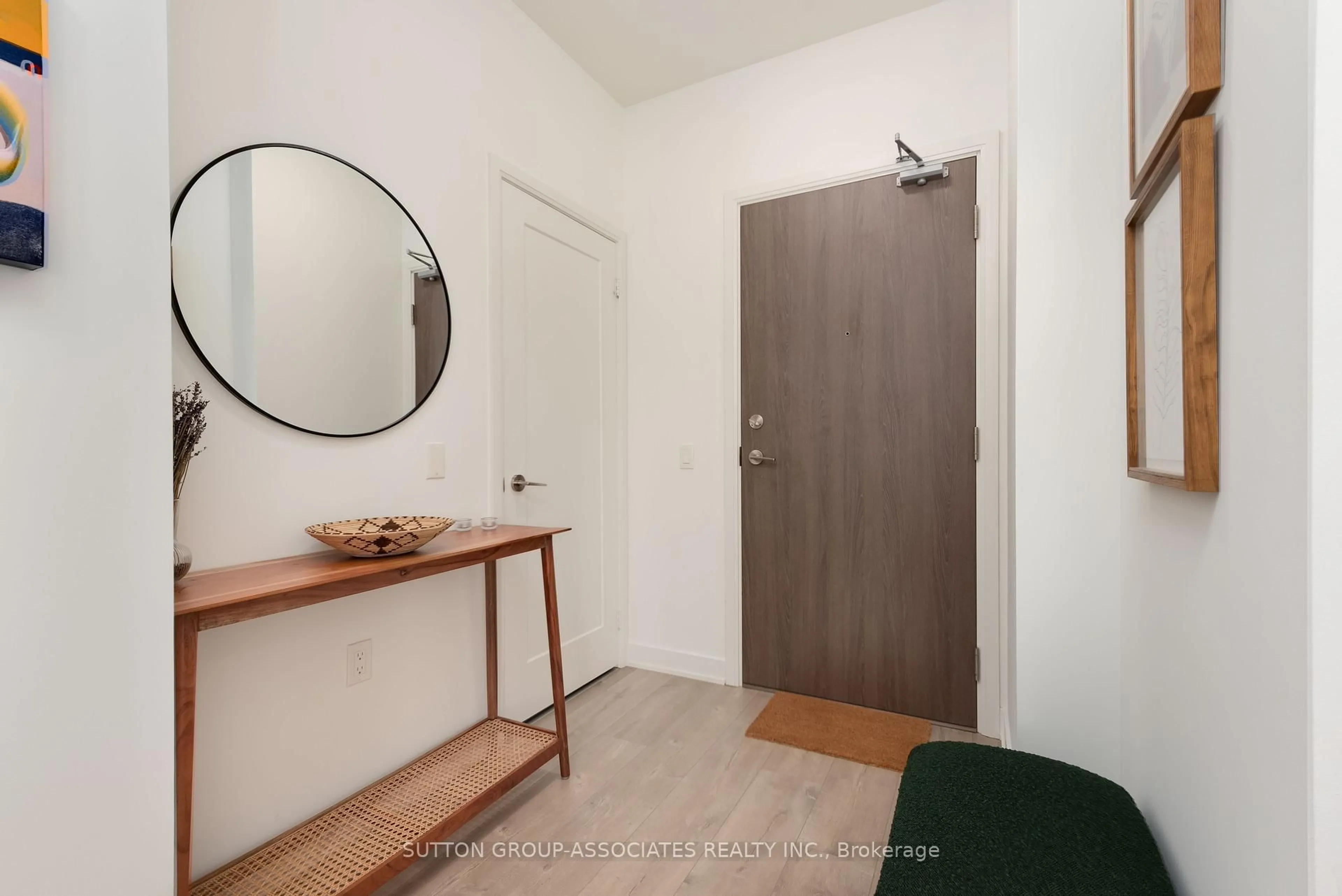 Indoor entryway for 576 Front St #1702, Toronto Ontario M5V 1C1