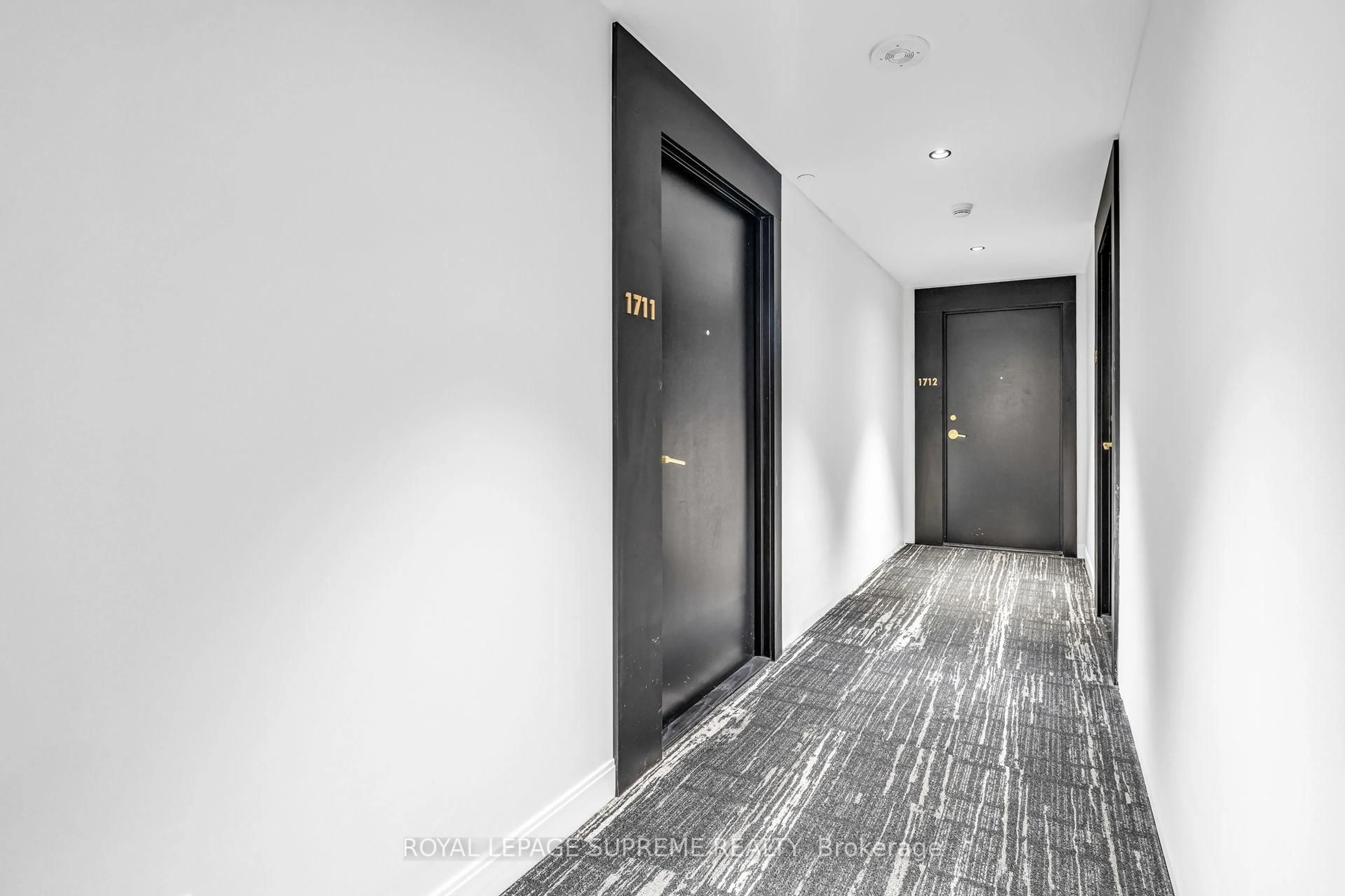 Indoor foyer for 85 Wood St #1711, Toronto Ontario M4Y 0E8