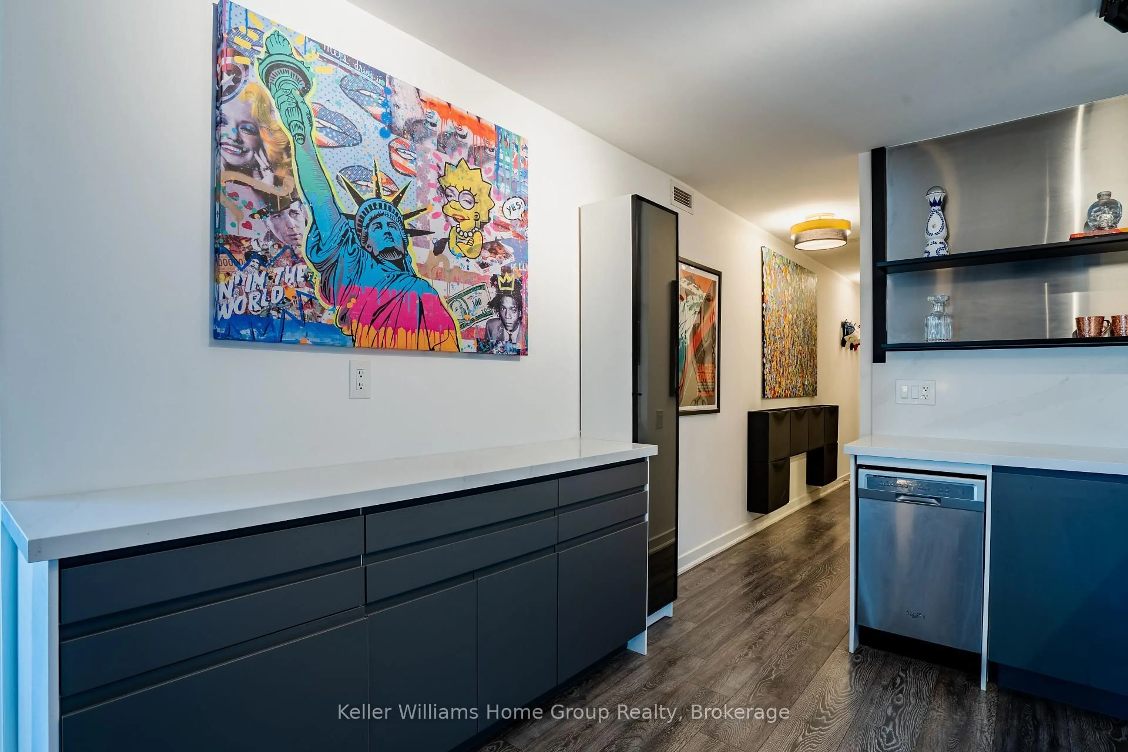 Indoor entryway for 775 KING St #430W, Toronto Ontario M5V 2K3