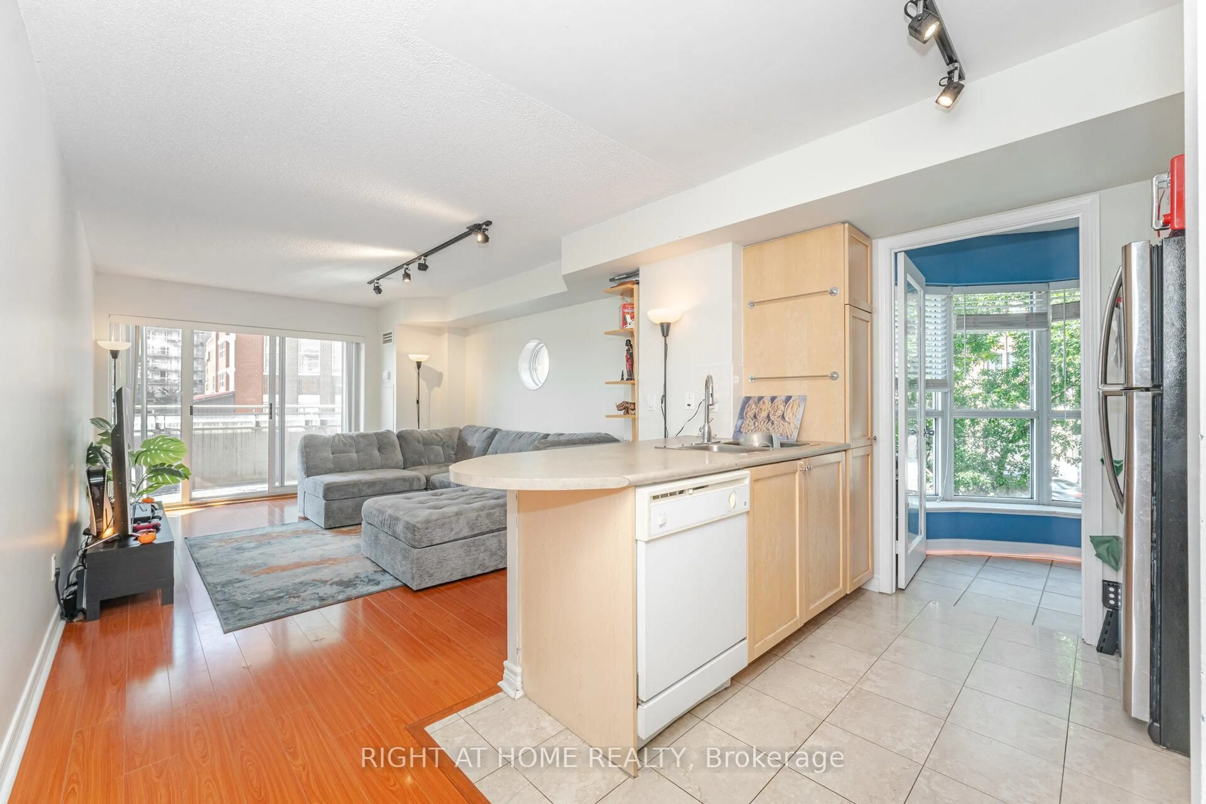 Open concept kitchen, unknown for 600 Queens Quay #219, Toronto Ontario M5V 3M3