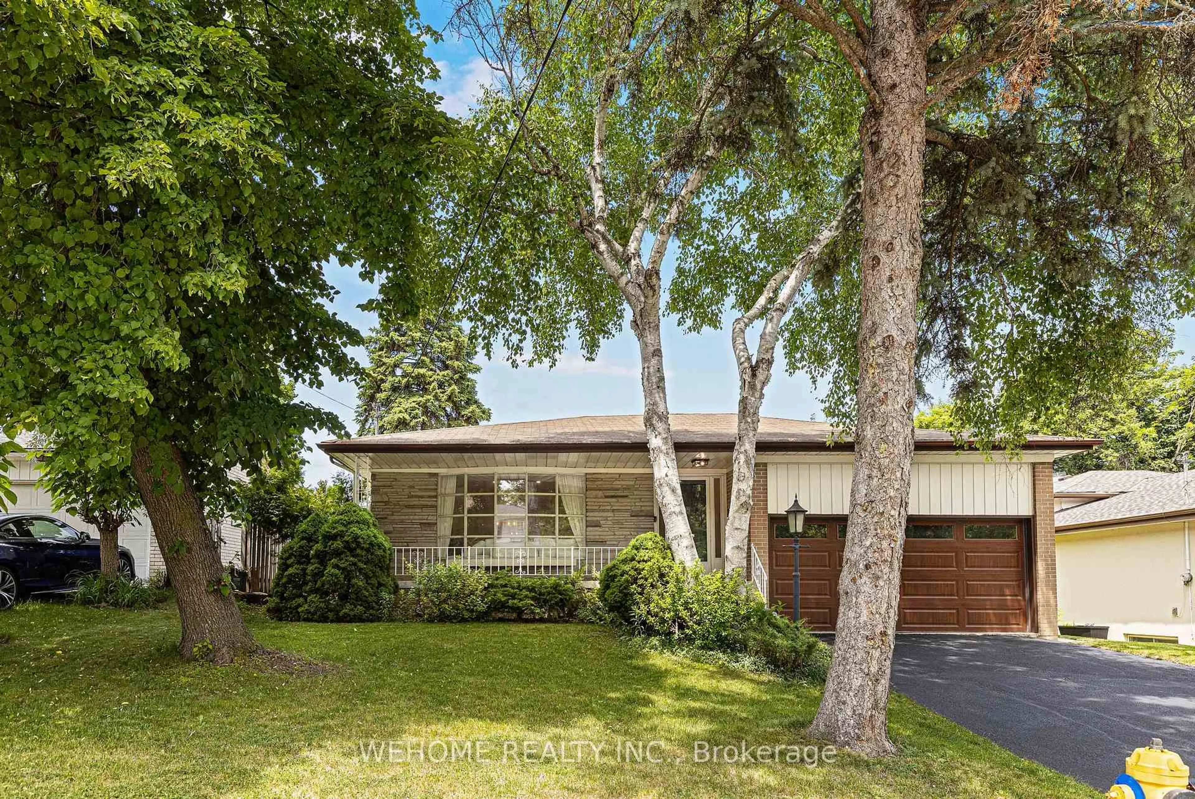 A pic from outside/outdoor area/front of a property/back of a property/a pic from drone, street for 44 Colonnade Rd, Toronto Ontario M2K 2L5