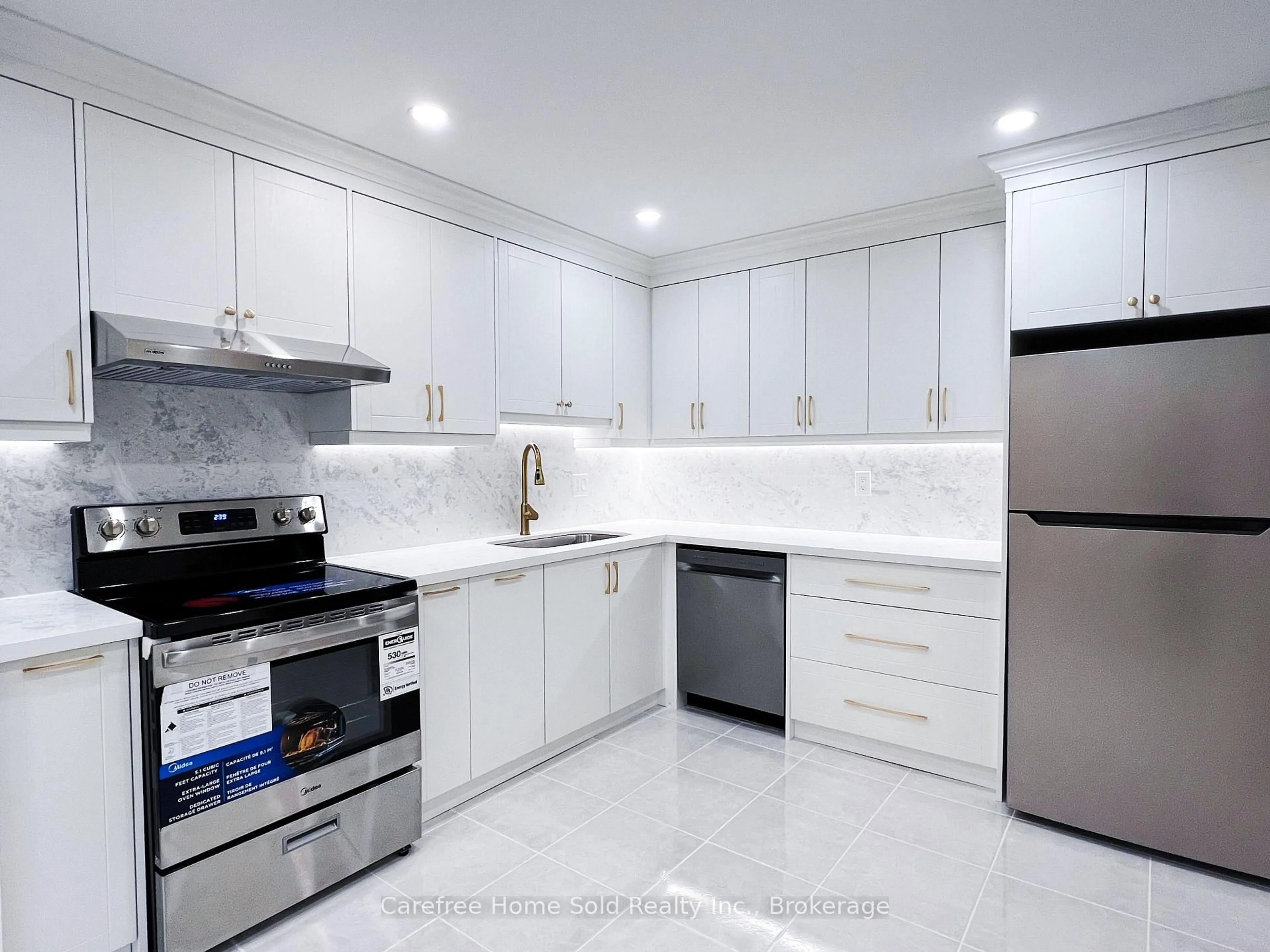 Standard kitchen, ceramic/tile floor for 135 Scenic Mill Way, Toronto Ontario M2L 1T1