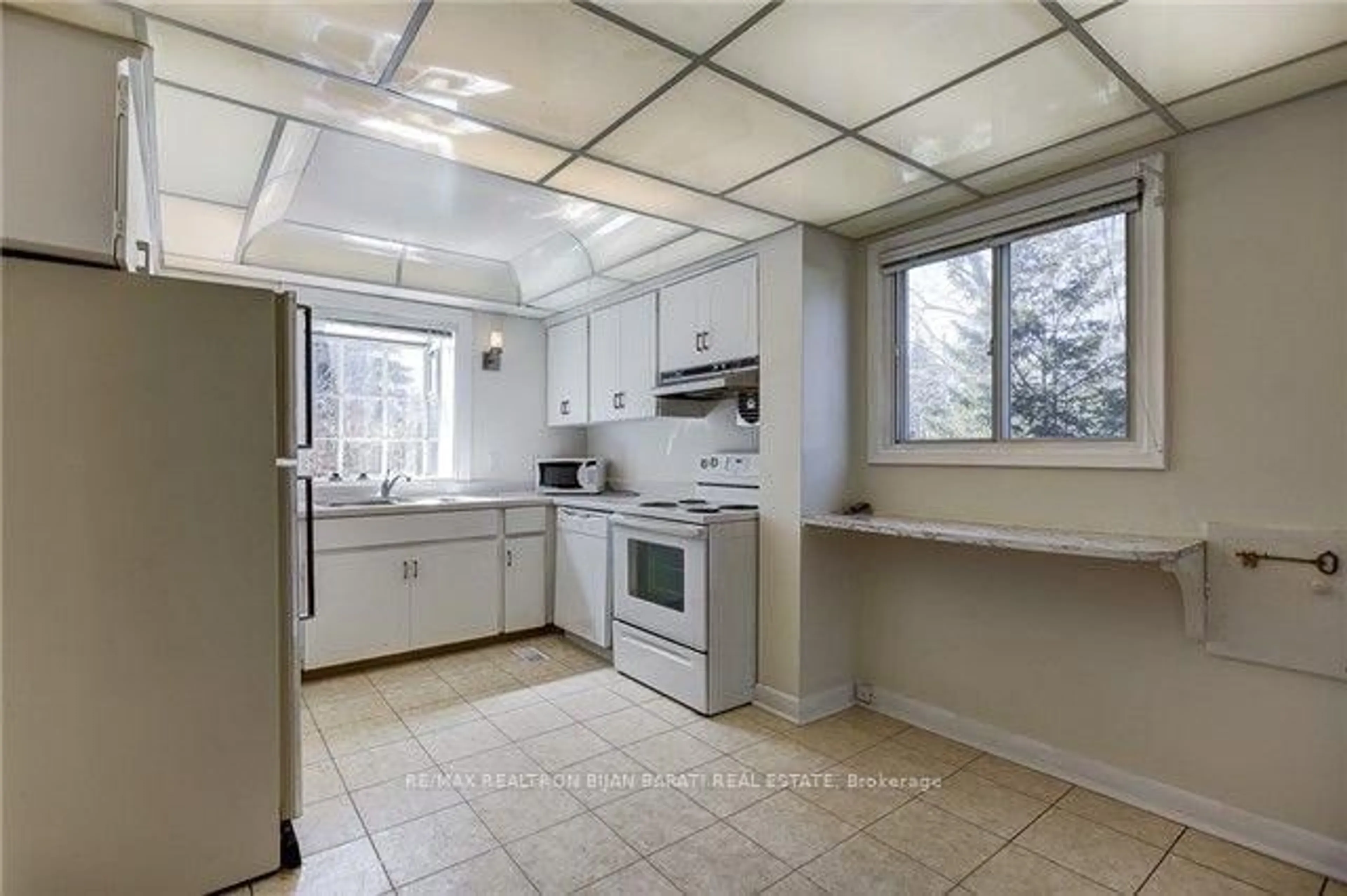 Standard kitchen, ceramic/tile floor for 6 Greenyards Dr, Toronto Ontario M2M 2R6
