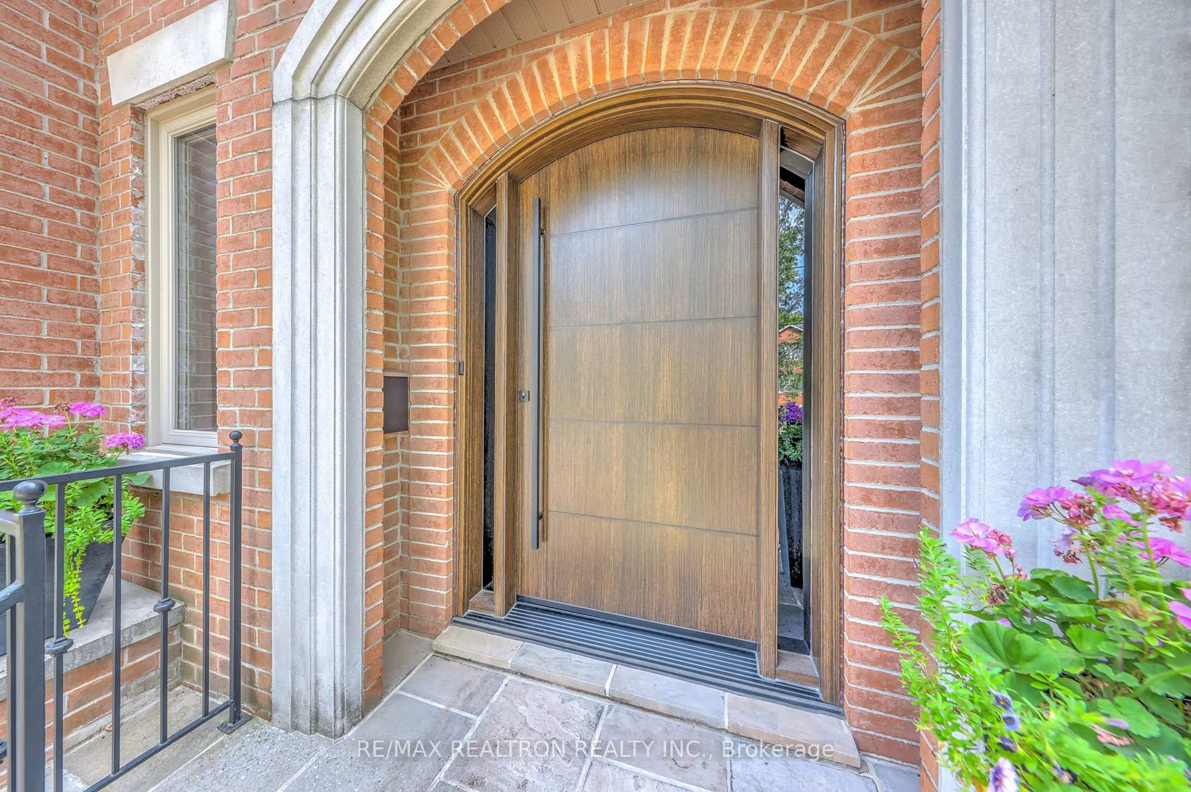 Indoor entryway for 535 Brookdale Ave, Toronto Ontario M5M 1S1