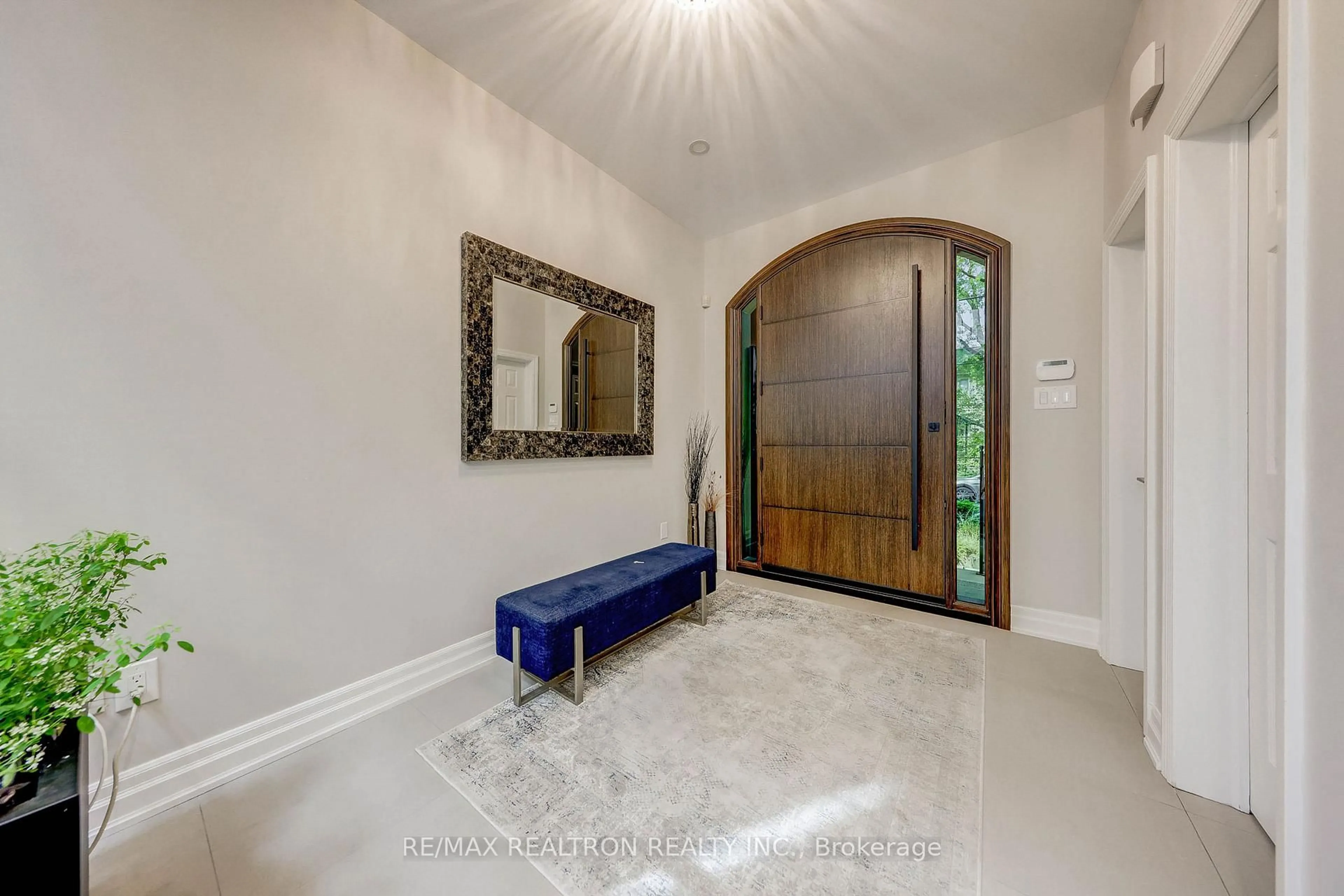 Indoor entryway for 535 Brookdale Ave, Toronto Ontario M5M 1S1