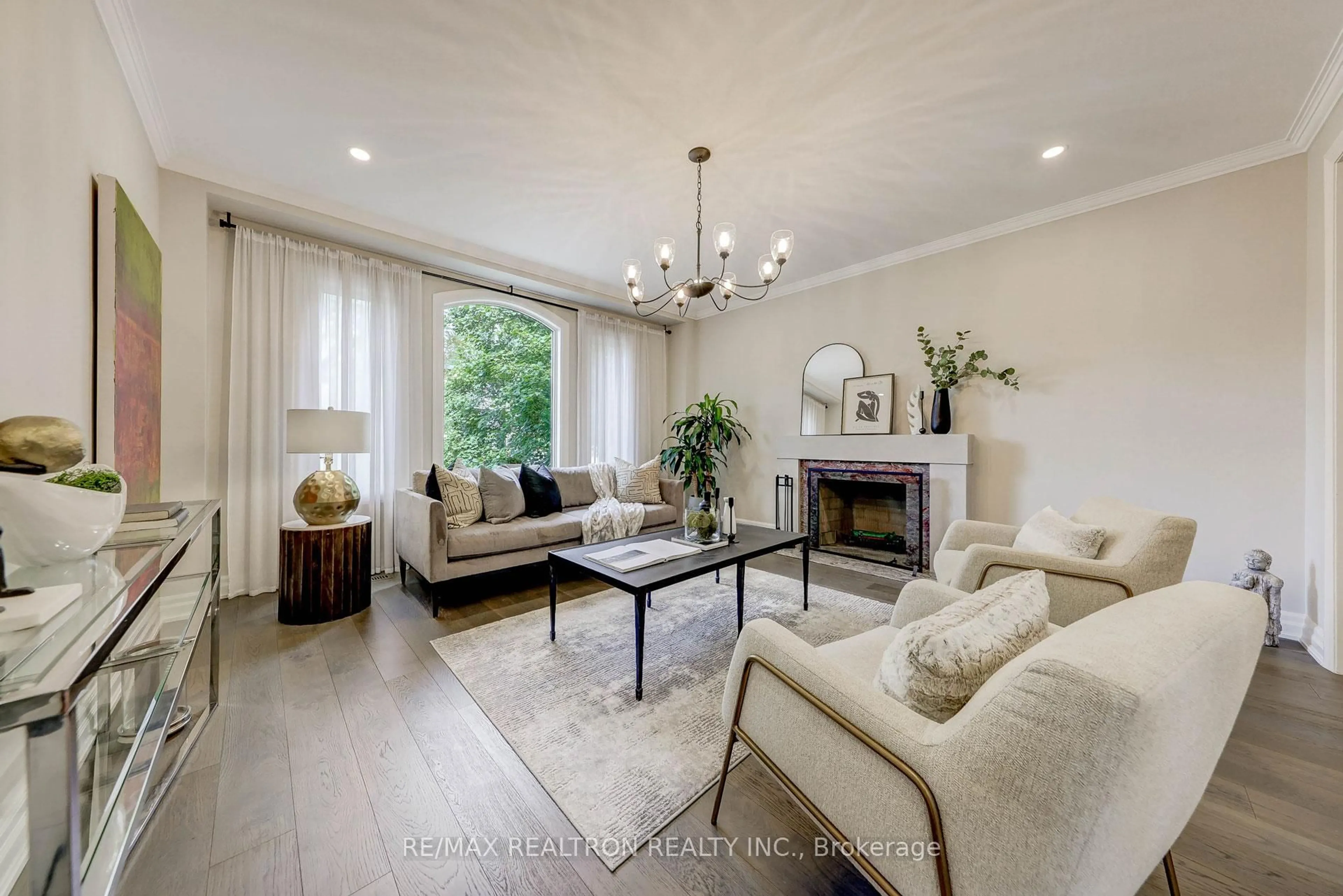 Living room with furniture, wood/laminate floor for 535 Brookdale Ave, Toronto Ontario M5M 1S1