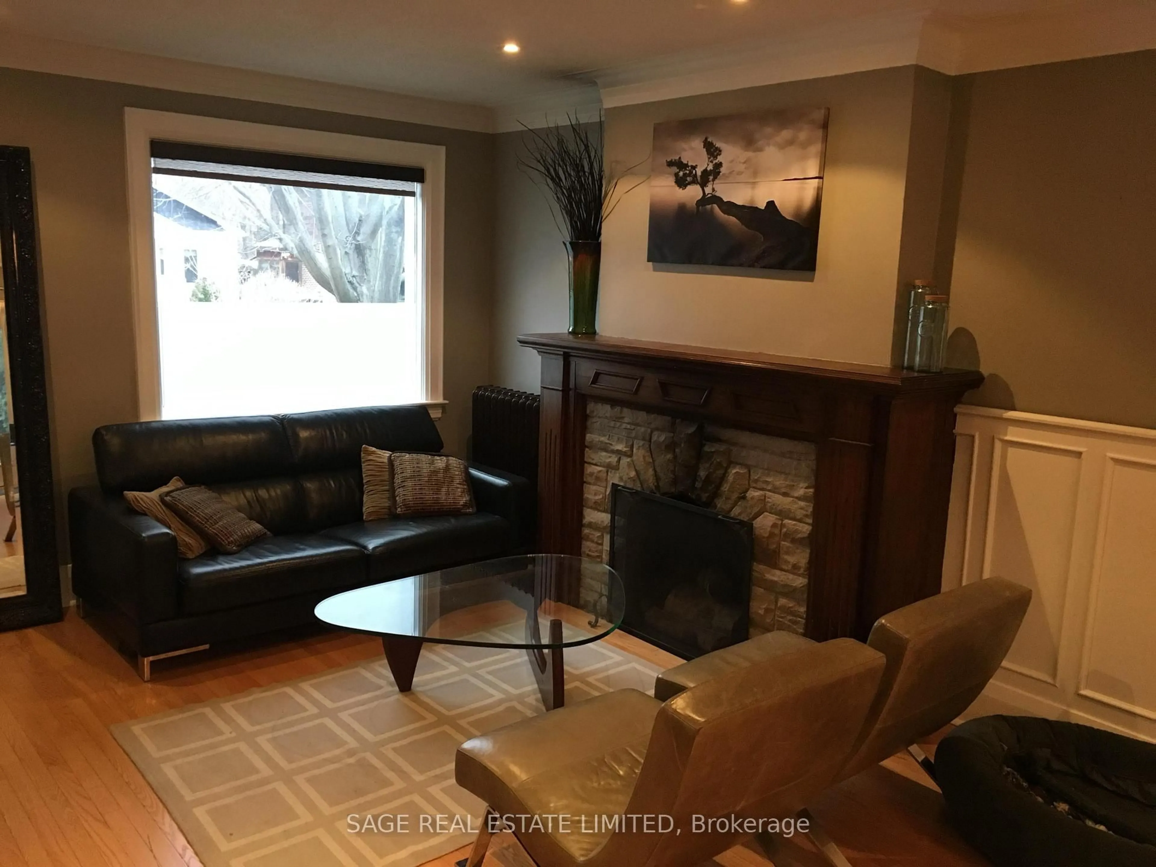 Living room with furniture, wood/laminate floor for 569 Soudan Ave, Toronto Ontario M4S 1X1