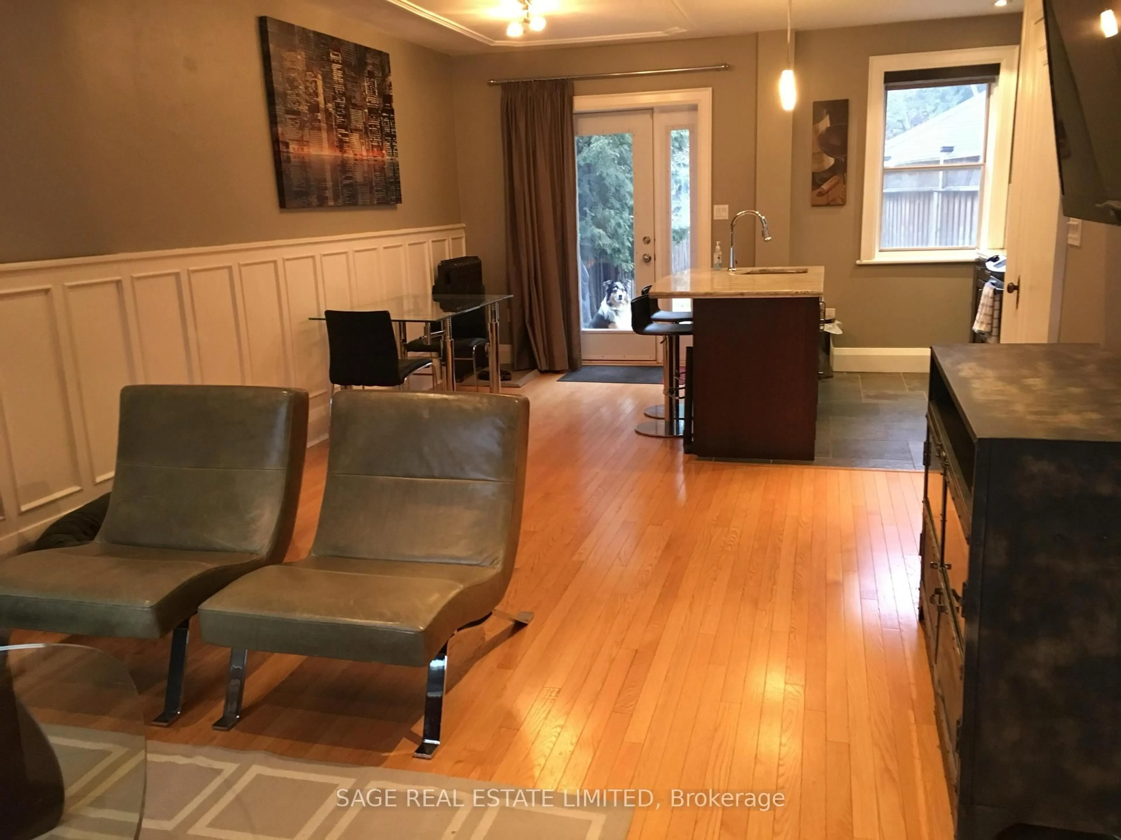 Living room with furniture, wood/laminate floor for 569 Soudan Ave, Toronto Ontario M4S 1X1