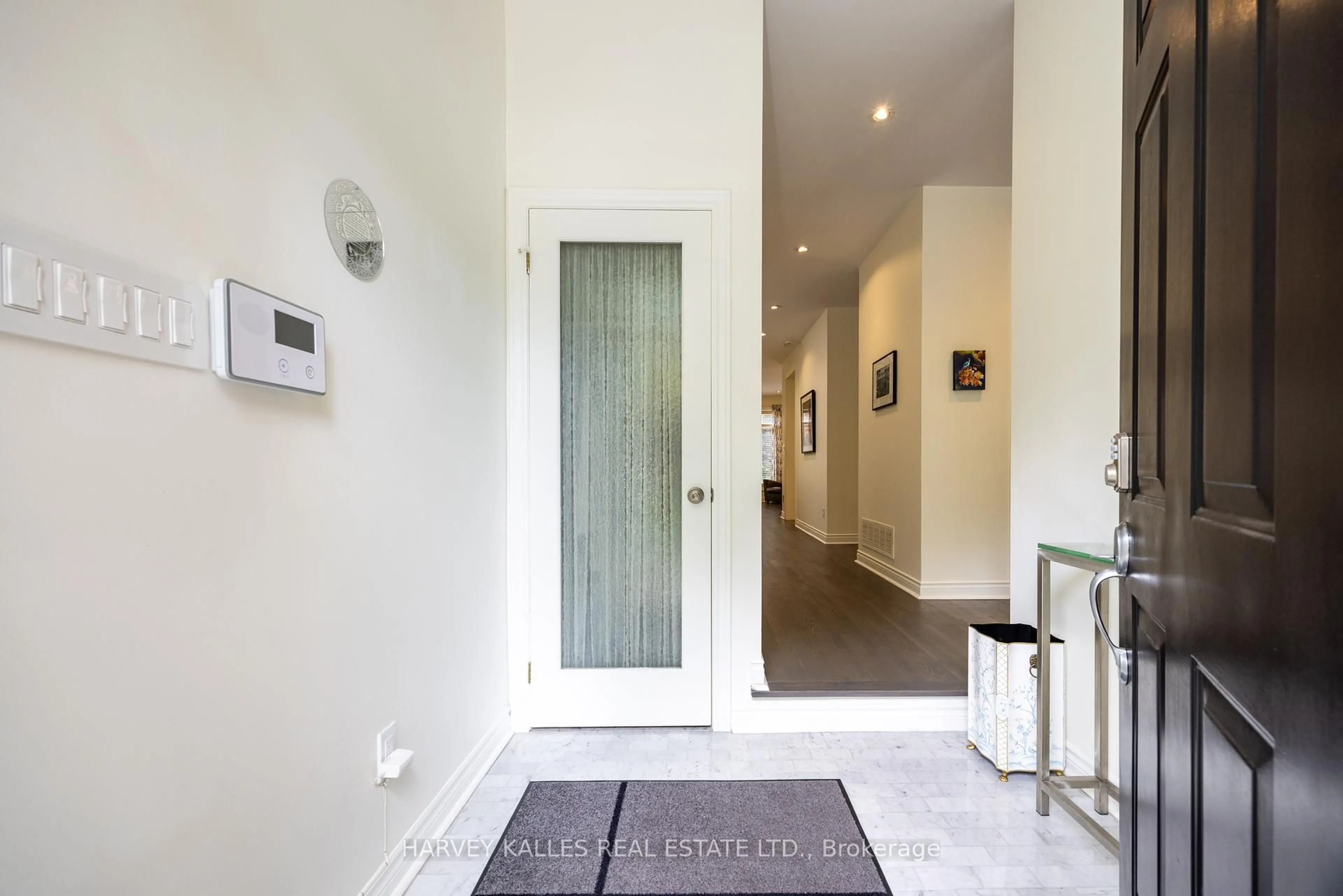 Indoor foyer for 8 Weetwood St, Toronto Ontario M5M 4C8