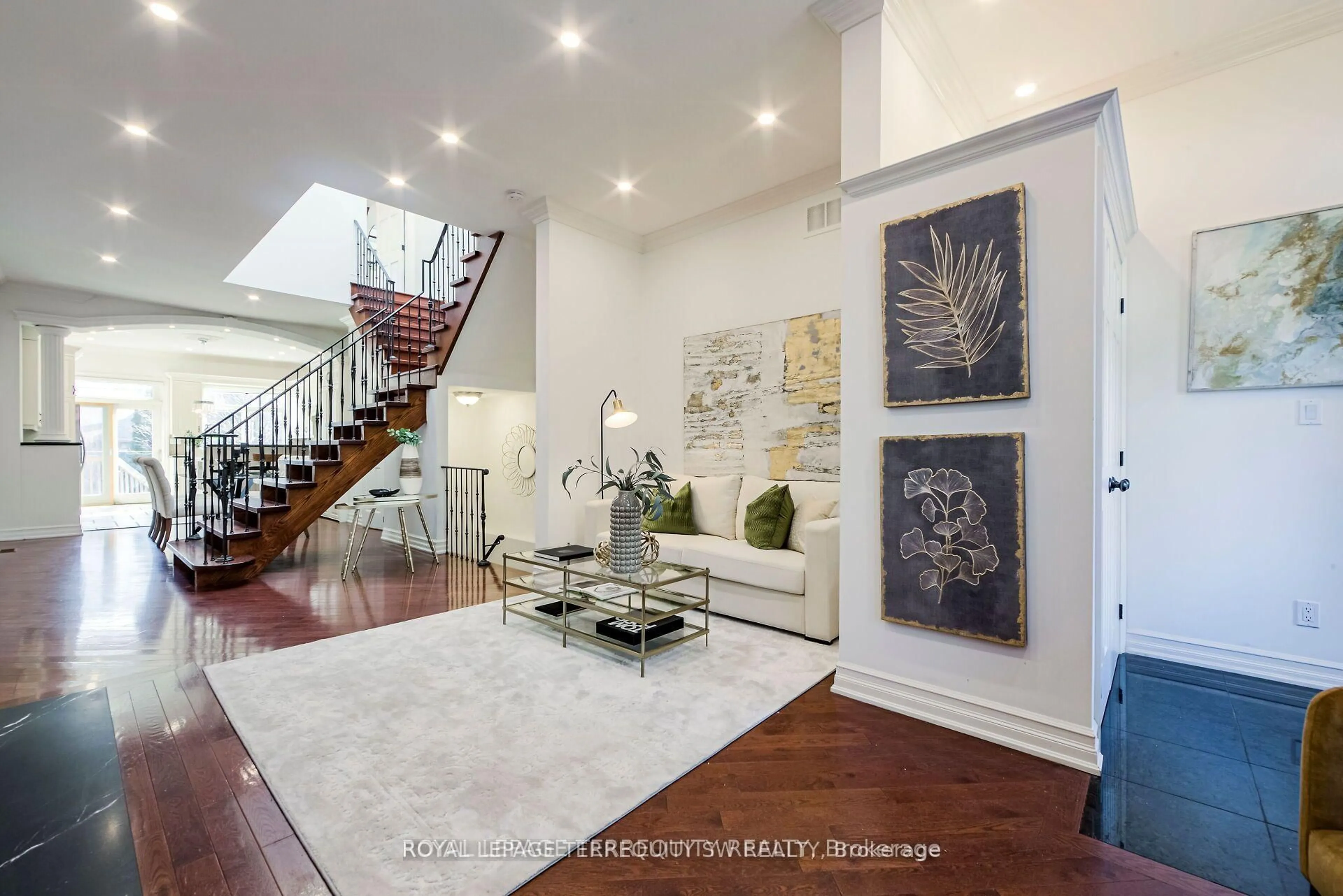 Indoor entryway for 329 Lippincott St, Toronto Ontario M5S 2P6