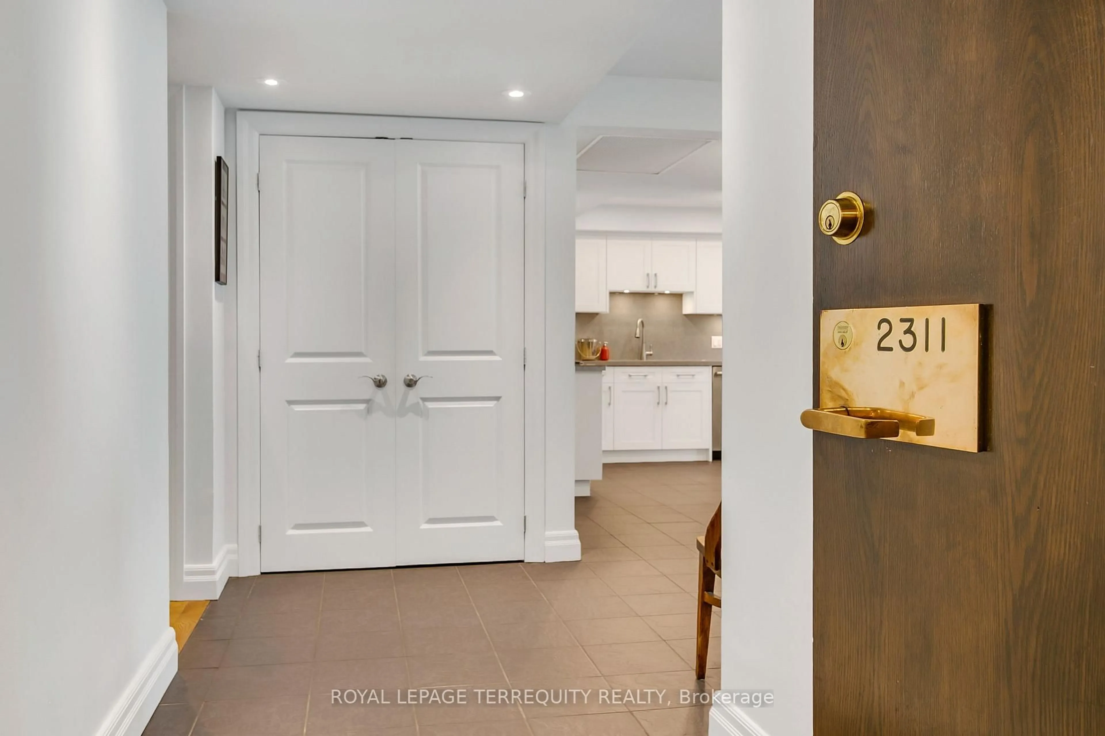 Indoor entryway for 55 Harbour Sq #2311, Toronto Ontario M5J 2L1