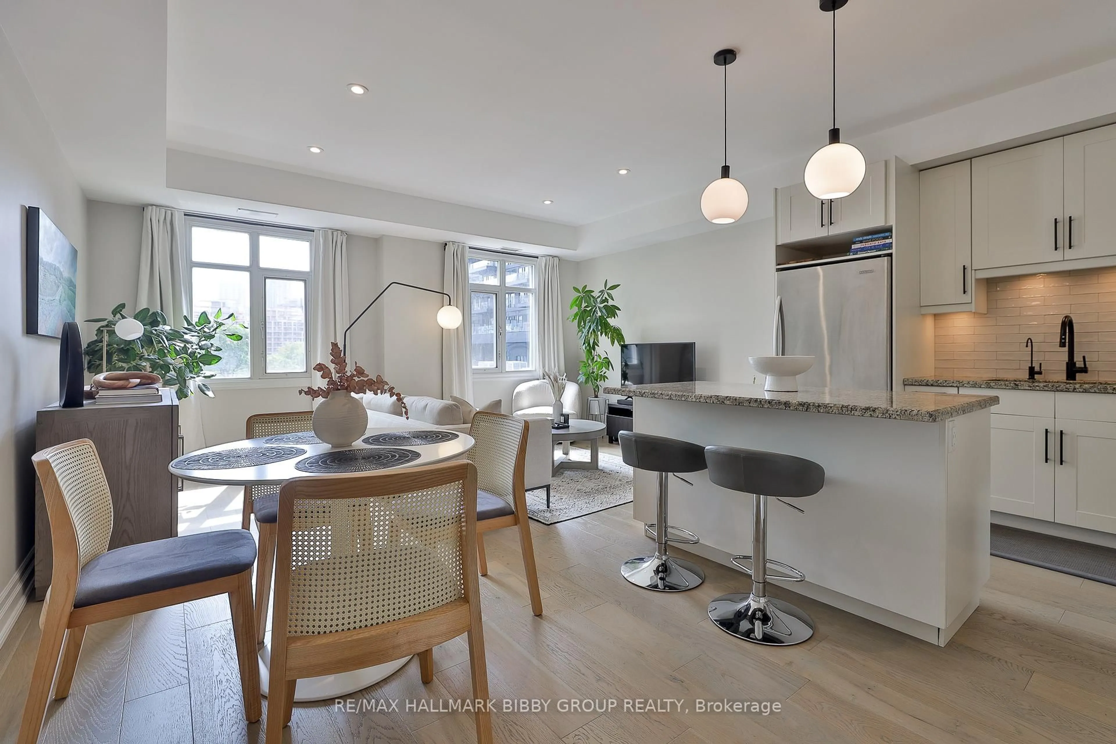 Open concept kitchen, wood/laminate floor for 500 Richmond St #Ph06, Toronto Ontario M5V 1Y2