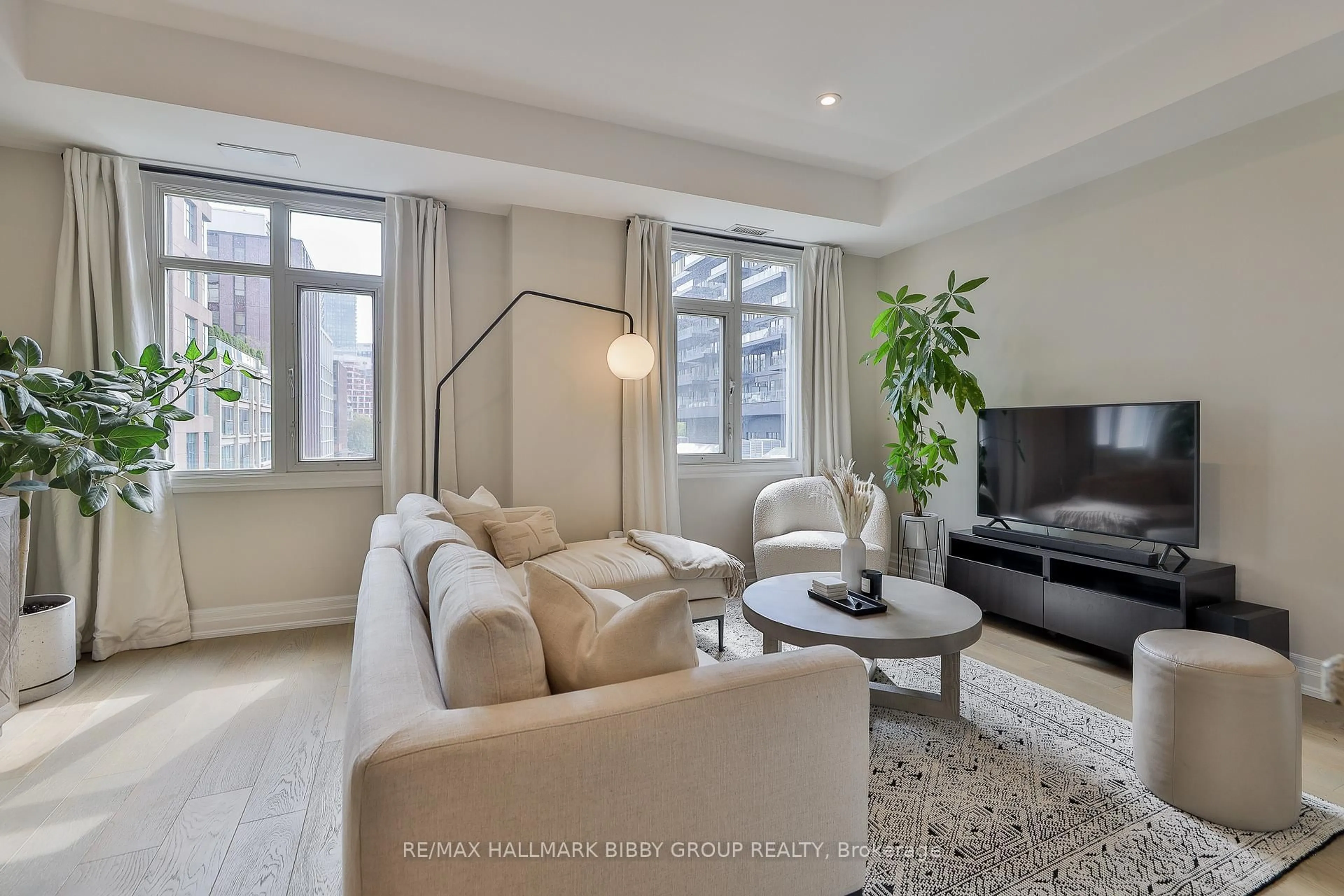 Living room with furniture, unknown for 500 Richmond St #Ph06, Toronto Ontario M5V 1Y2