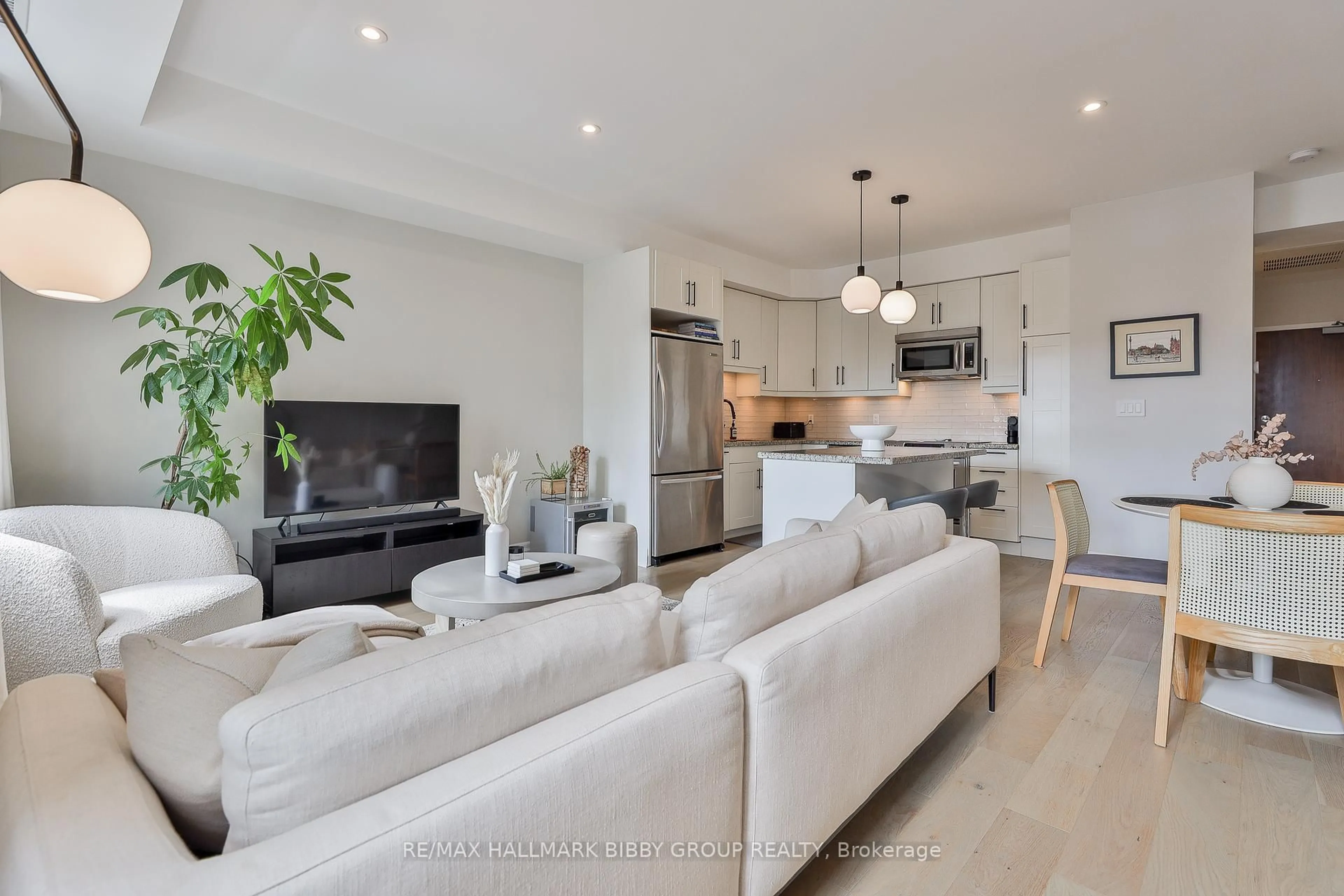 Open concept kitchen, unknown for 500 Richmond St #Ph06, Toronto Ontario M5V 1Y2