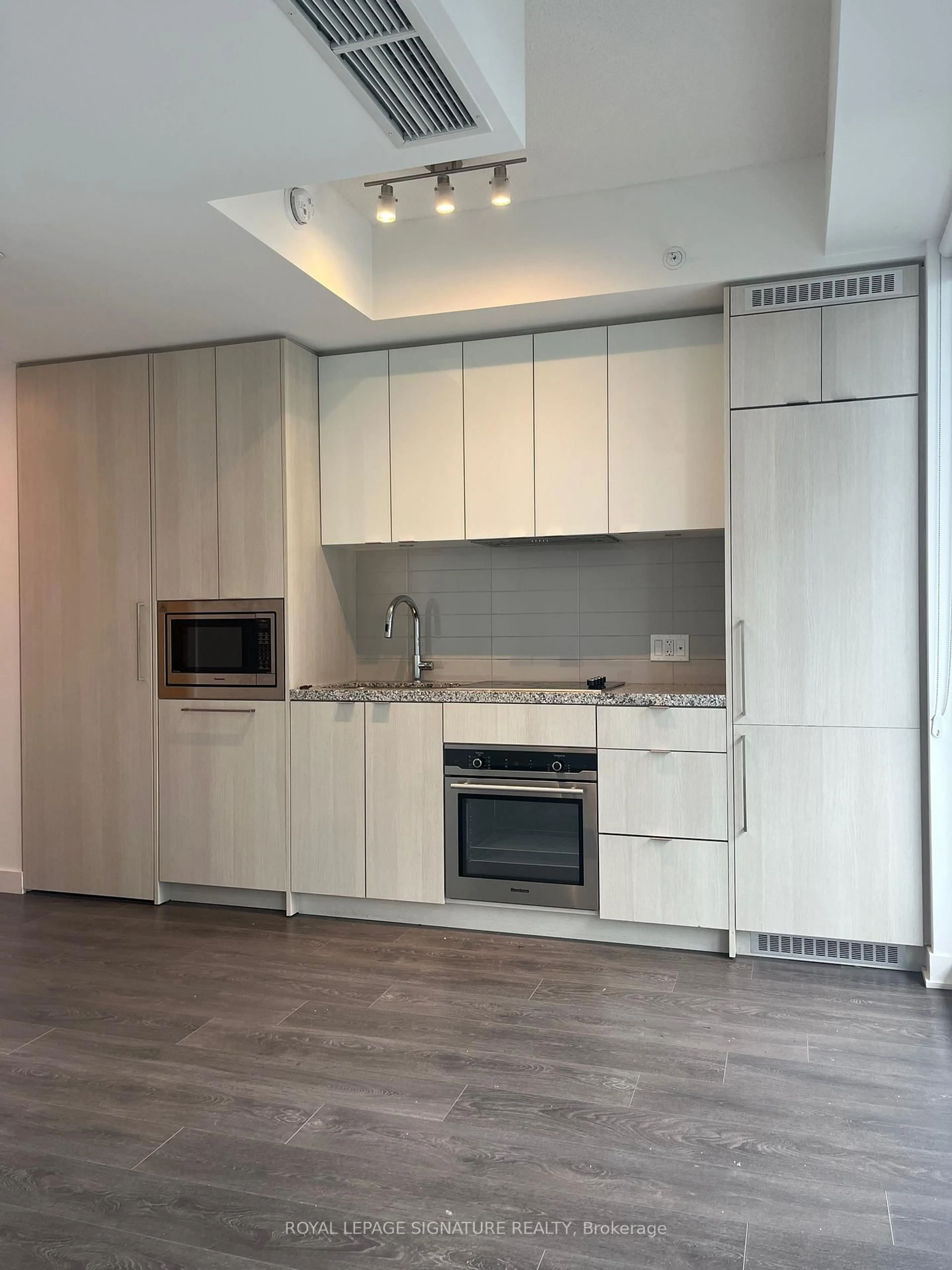 Standard kitchen, wood/laminate floor for 115 Blue Jays Way #4807, Toronto Ontario M5V 0N4
