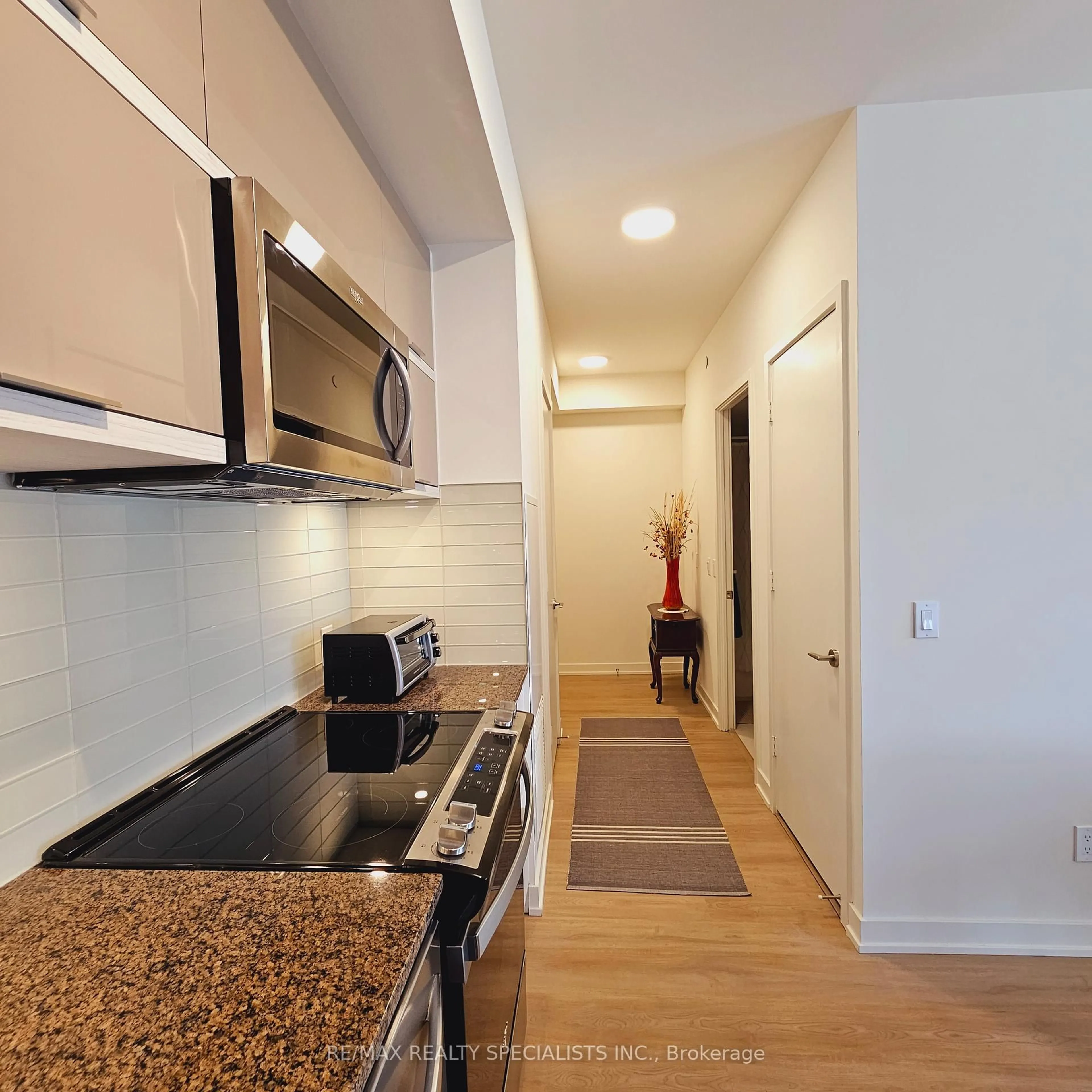 Standard kitchen, unknown for 10 DEERLICK Crt #410, Toronto Ontario M3A 0A7