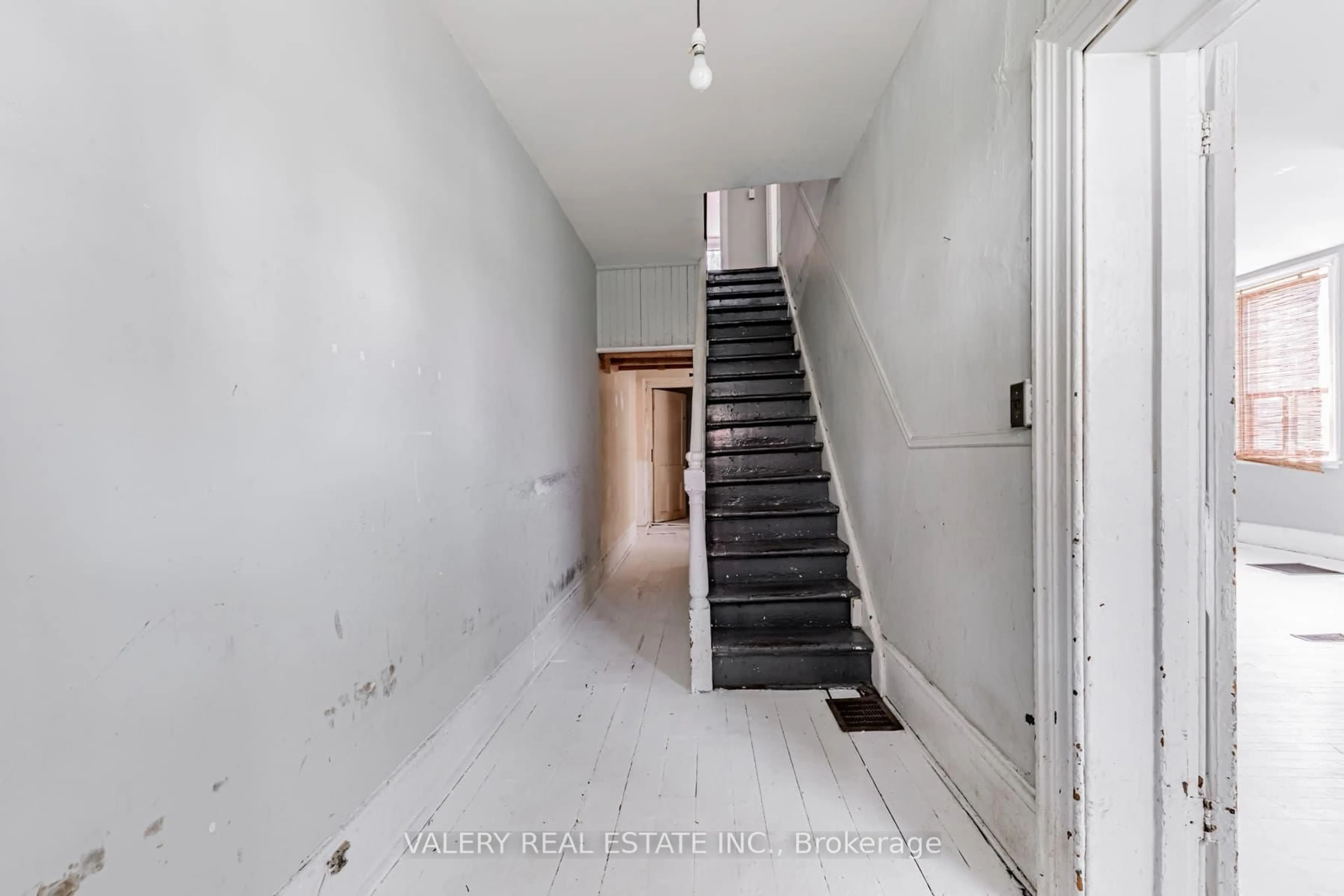 Unknown for 9 St Patricks Sq, Toronto Ontario M5T 1W8