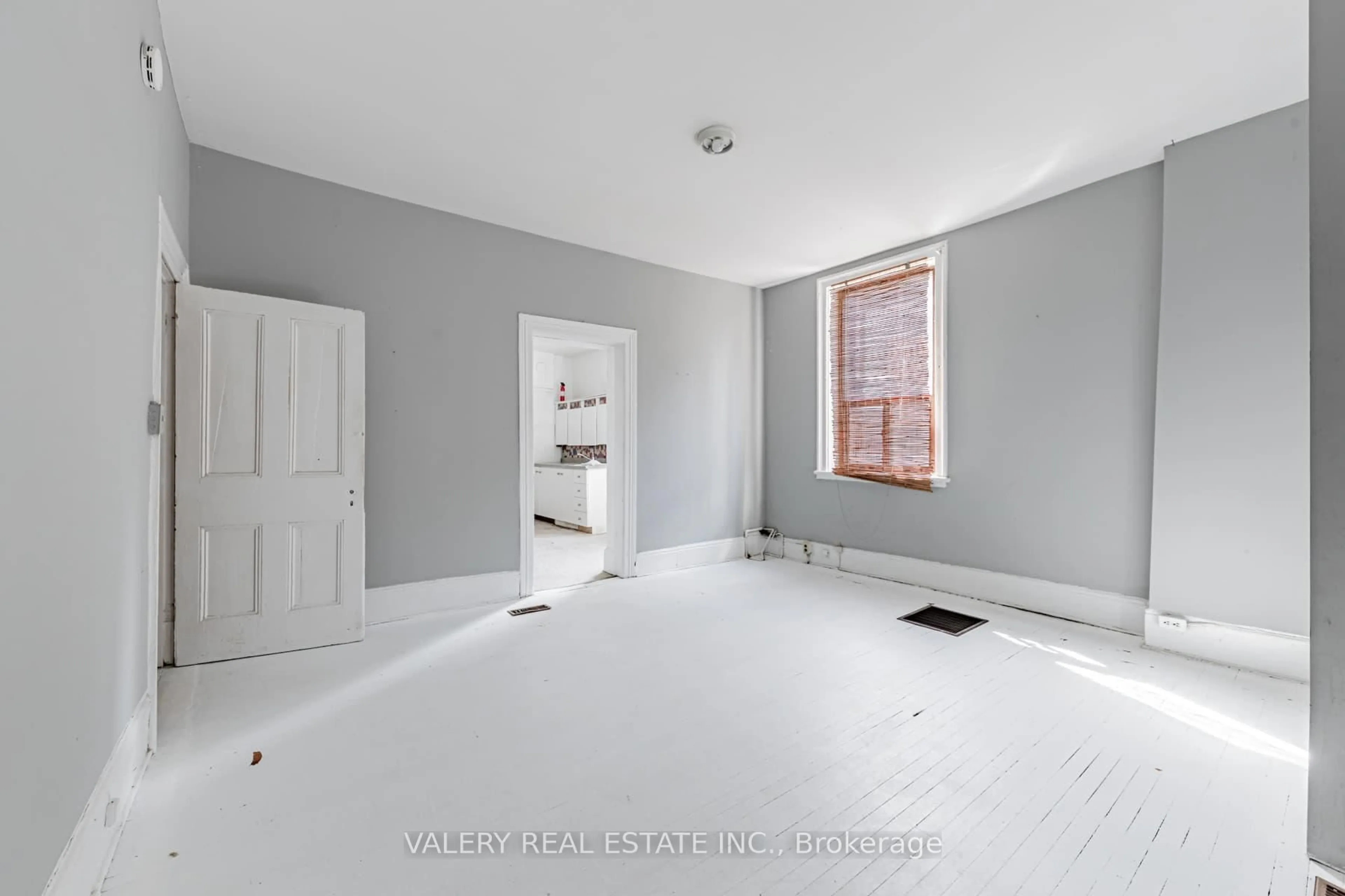 A pic of a room for 9 St Patricks Sq, Toronto Ontario M5T 1W8