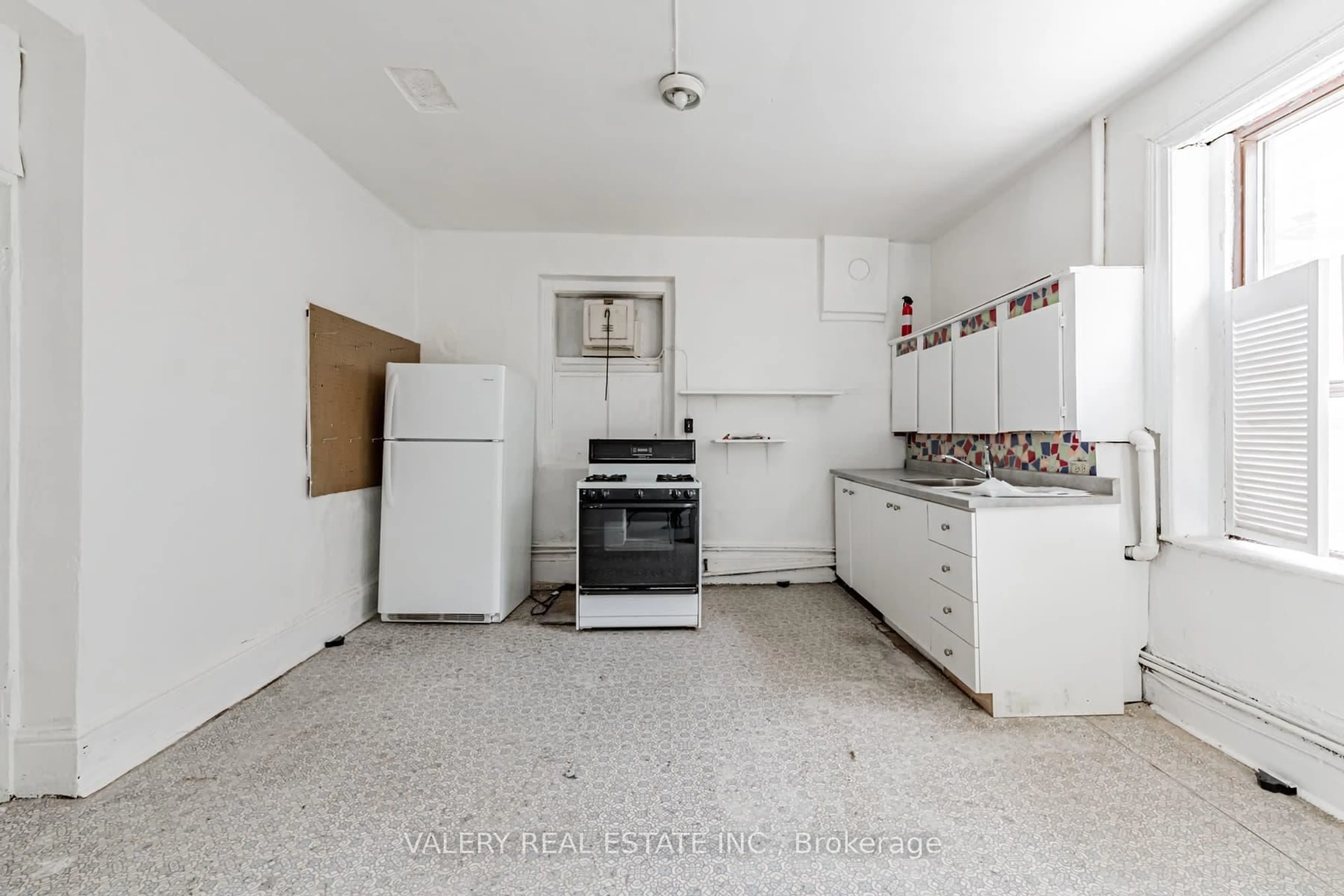 Standard kitchen, unknown for 9 St Patricks Sq, Toronto Ontario M5T 1W8