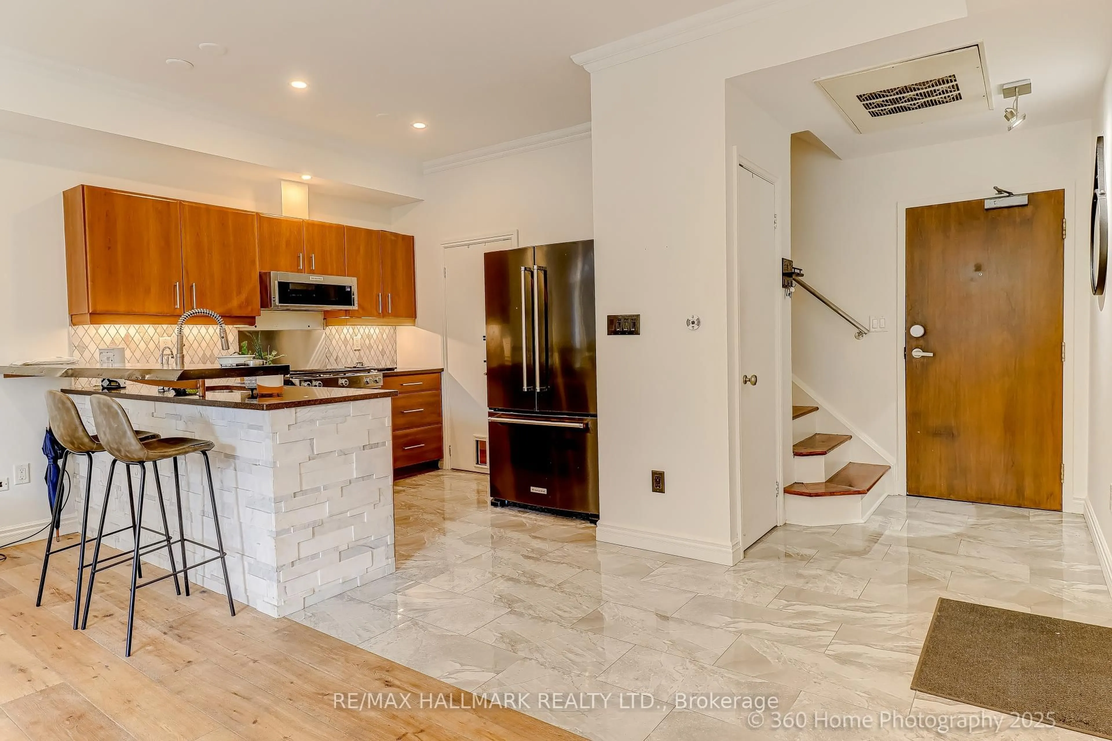 Open concept kitchen, ceramic/tile floor for 500 Richmond St #333, Toronto Ontario M5V 3N4