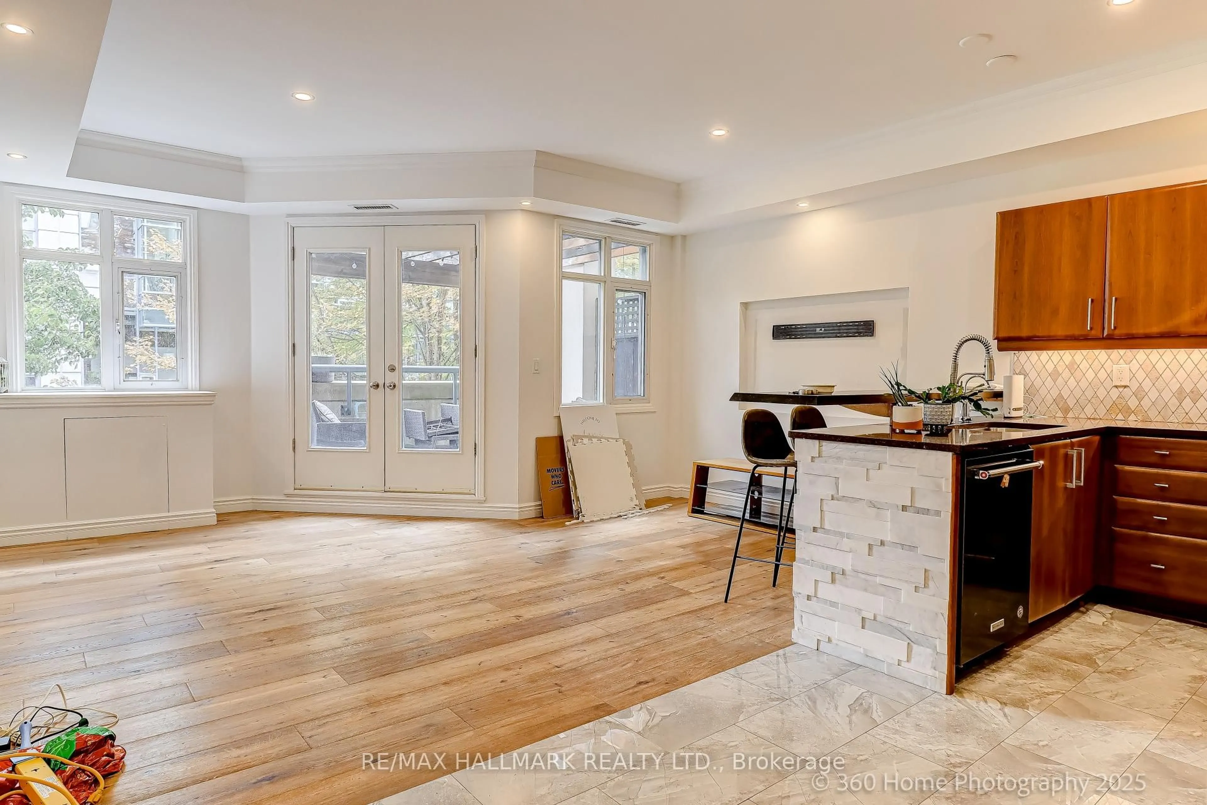 Open concept kitchen, unknown for 500 Richmond St #333, Toronto Ontario M5V 3N4