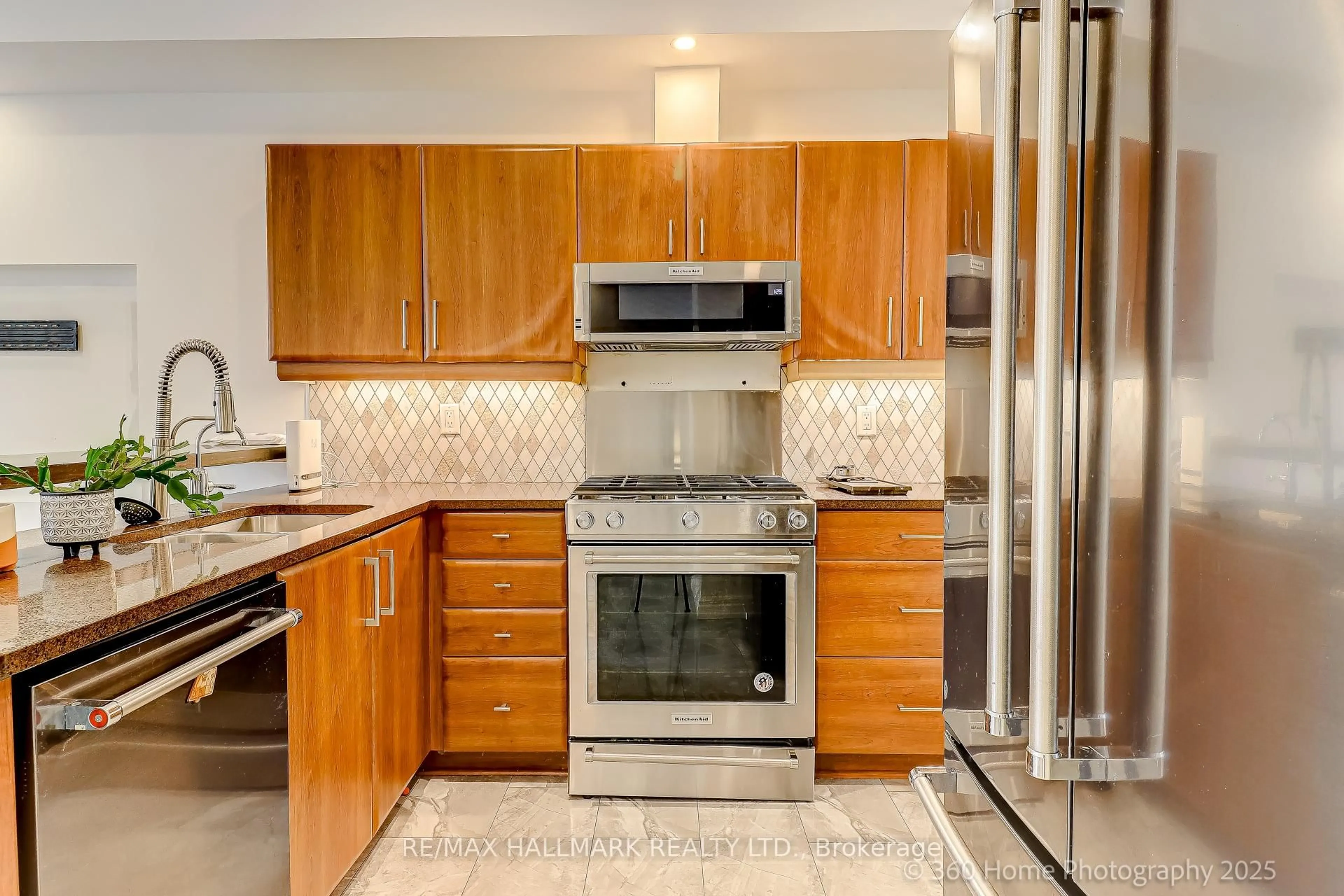 Contemporary kitchen, ceramic/tile floor for 500 Richmond St #333, Toronto Ontario M5V 3N4