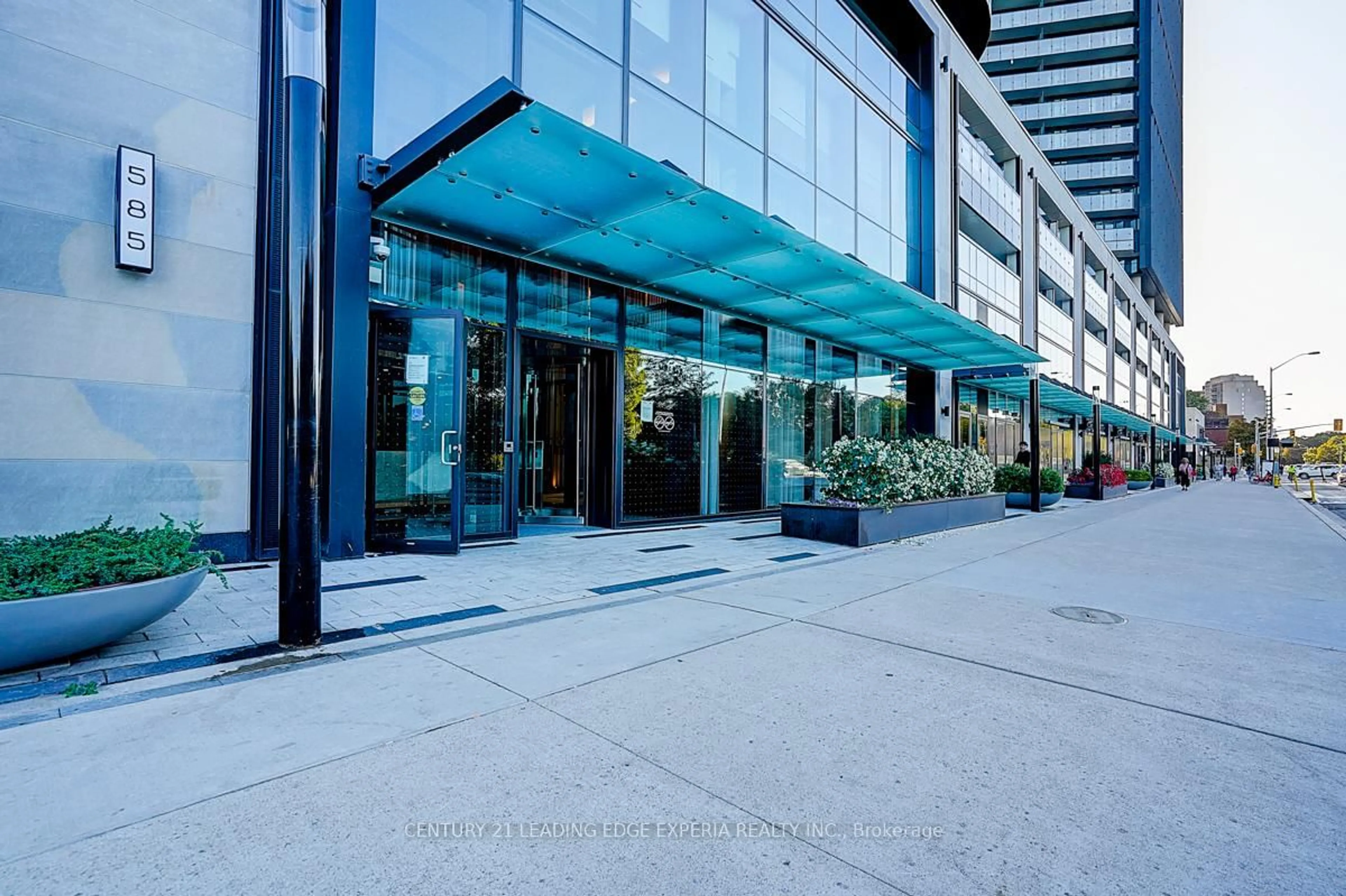 Indoor foyer for 585 Bloor St #1820, Toronto Ontario M4W 0B3