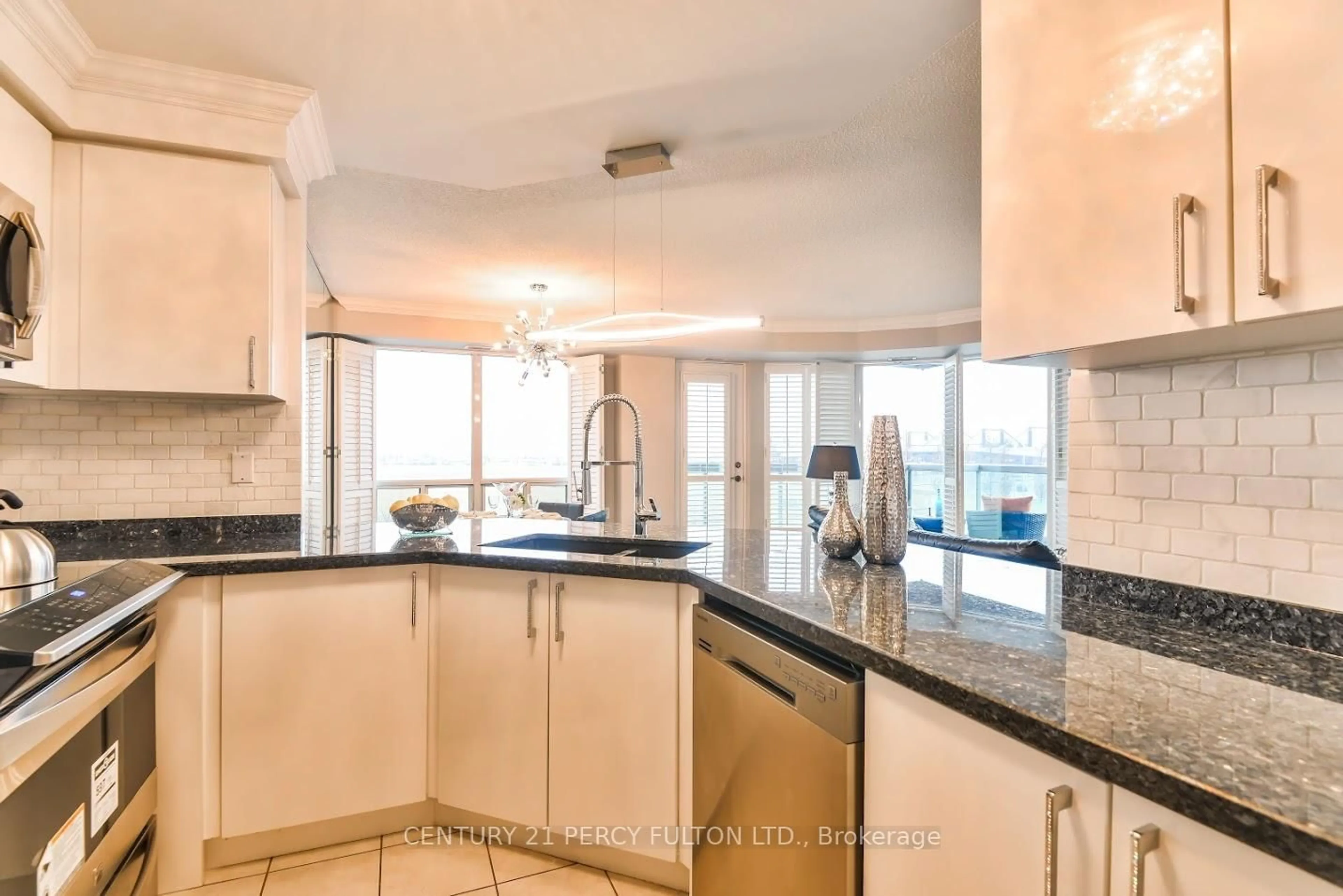 Standard kitchen, ceramic/tile floor for 1030 SHEPPARD Ave, Toronto Ontario M3H 2T6