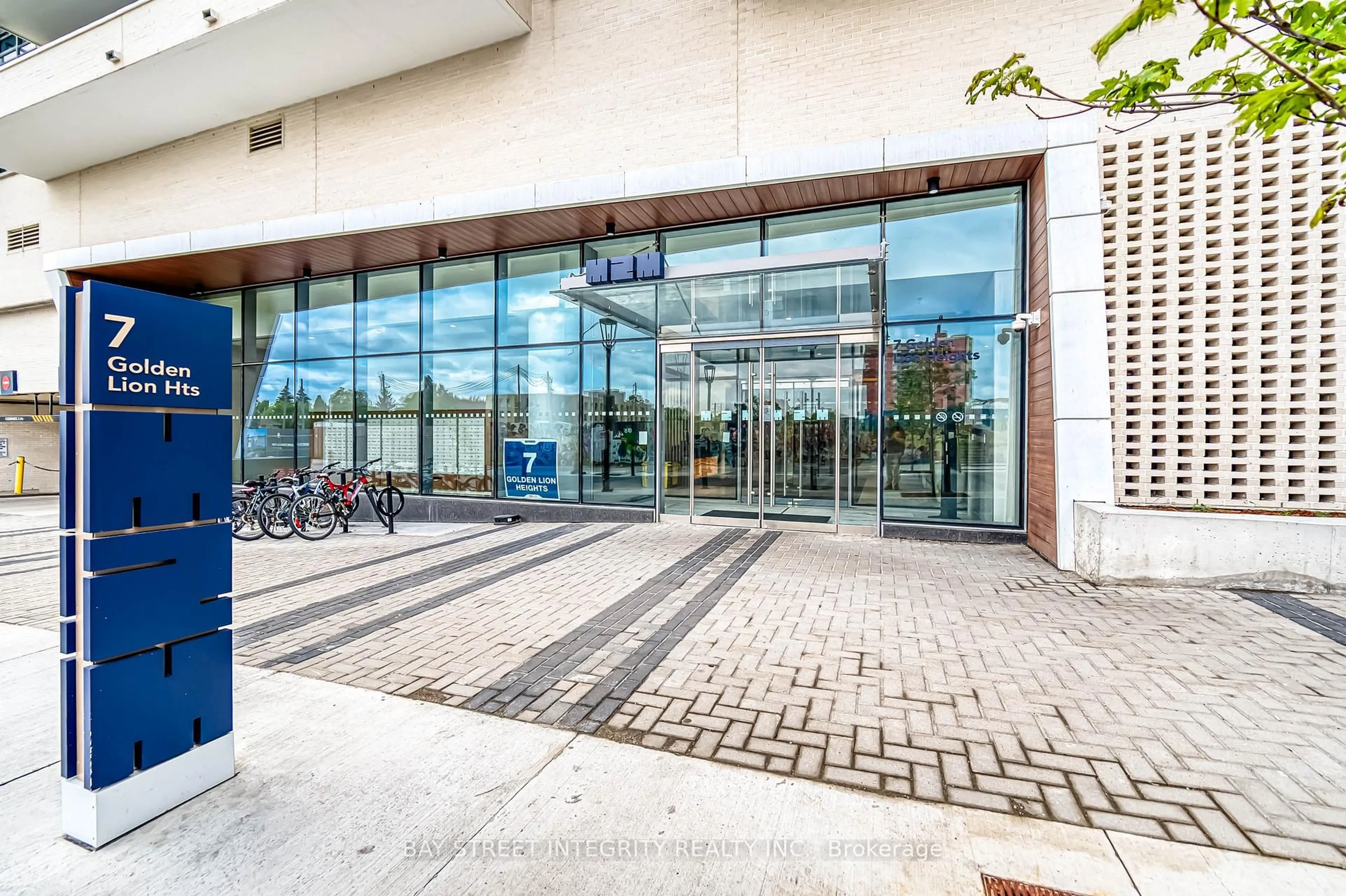 Indoor foyer for 7 Golden Lion Hts #N1008, Toronto Ontario M2M 0C1