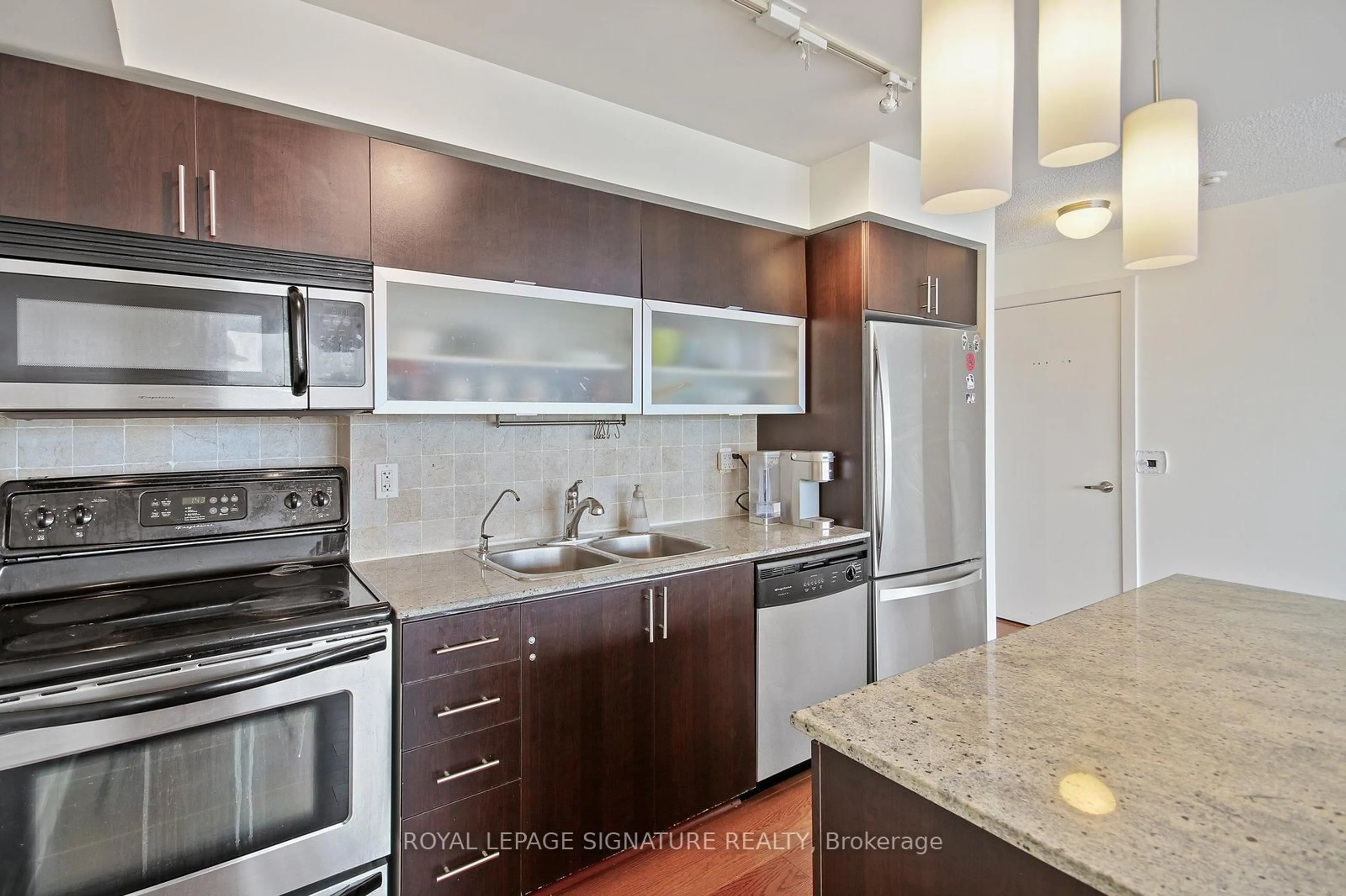 Standard kitchen, ceramic/tile floor for 80 Western Battery Rd #2105, Toronto Ontario M6K 3S1