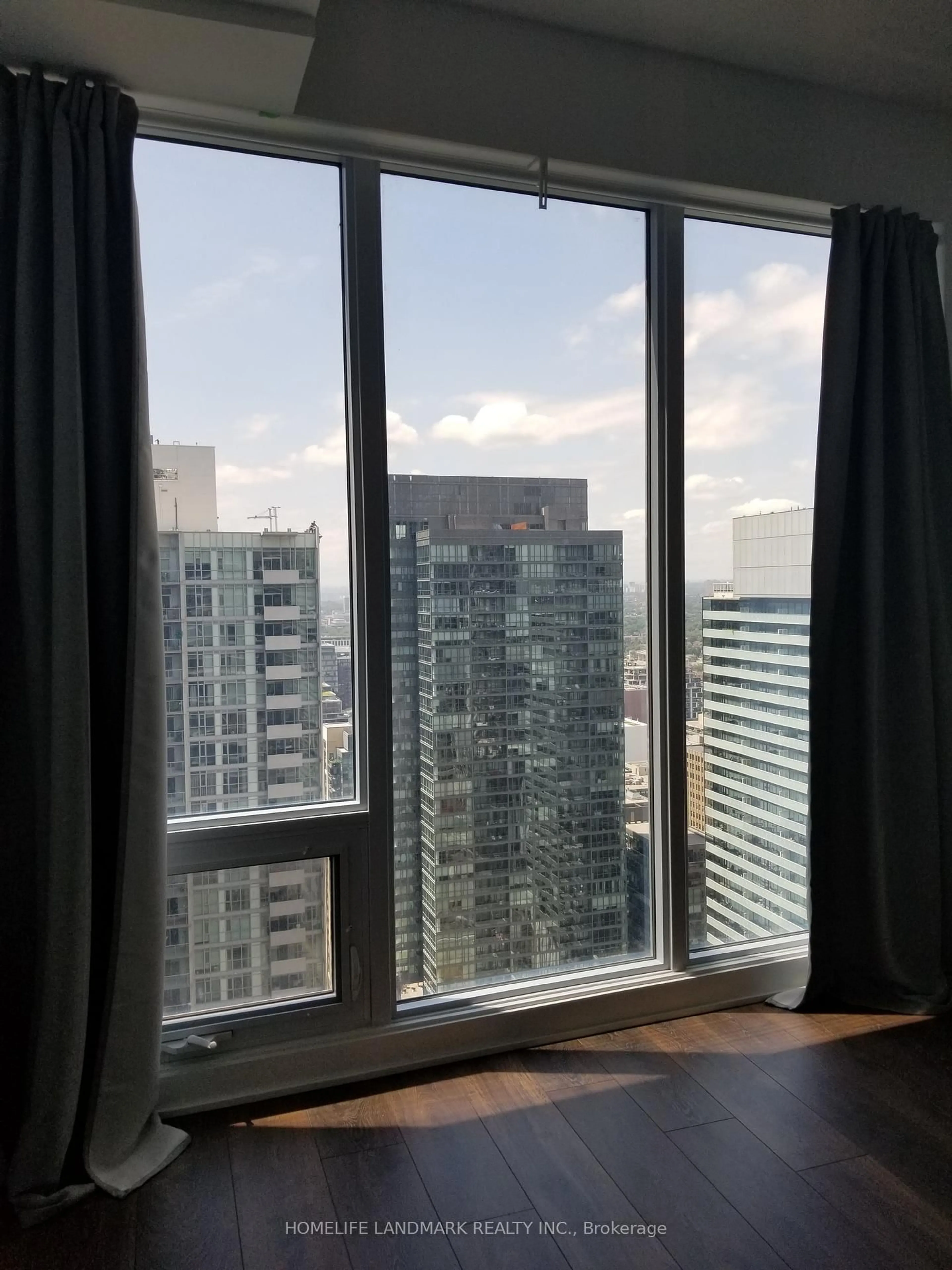 A pic of a room for 125 Blue Jays Way #3903, Toronto Ontario M5V 0N5