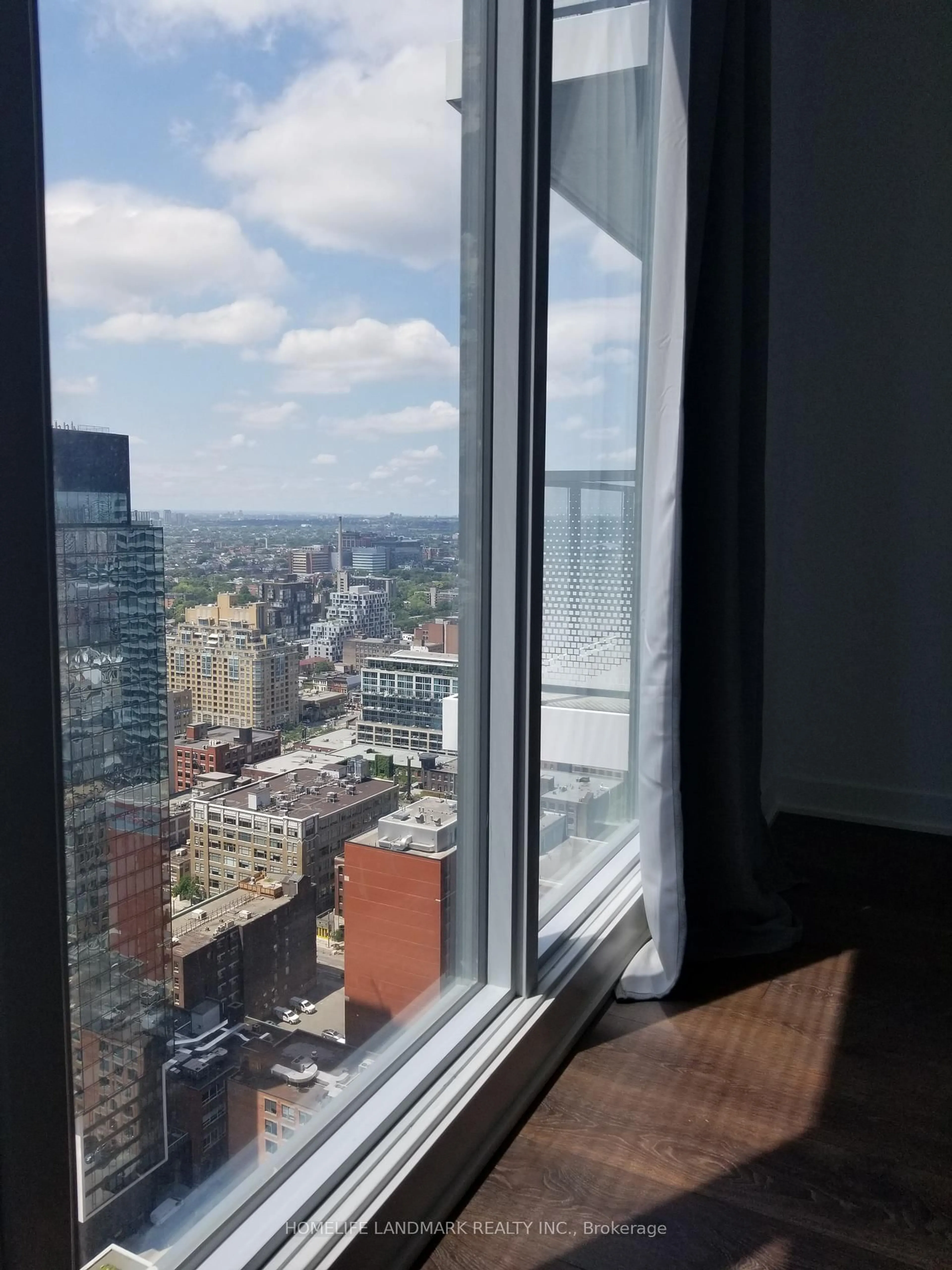 A pic of a room for 125 Blue Jays Way #3903, Toronto Ontario M5V 0N5